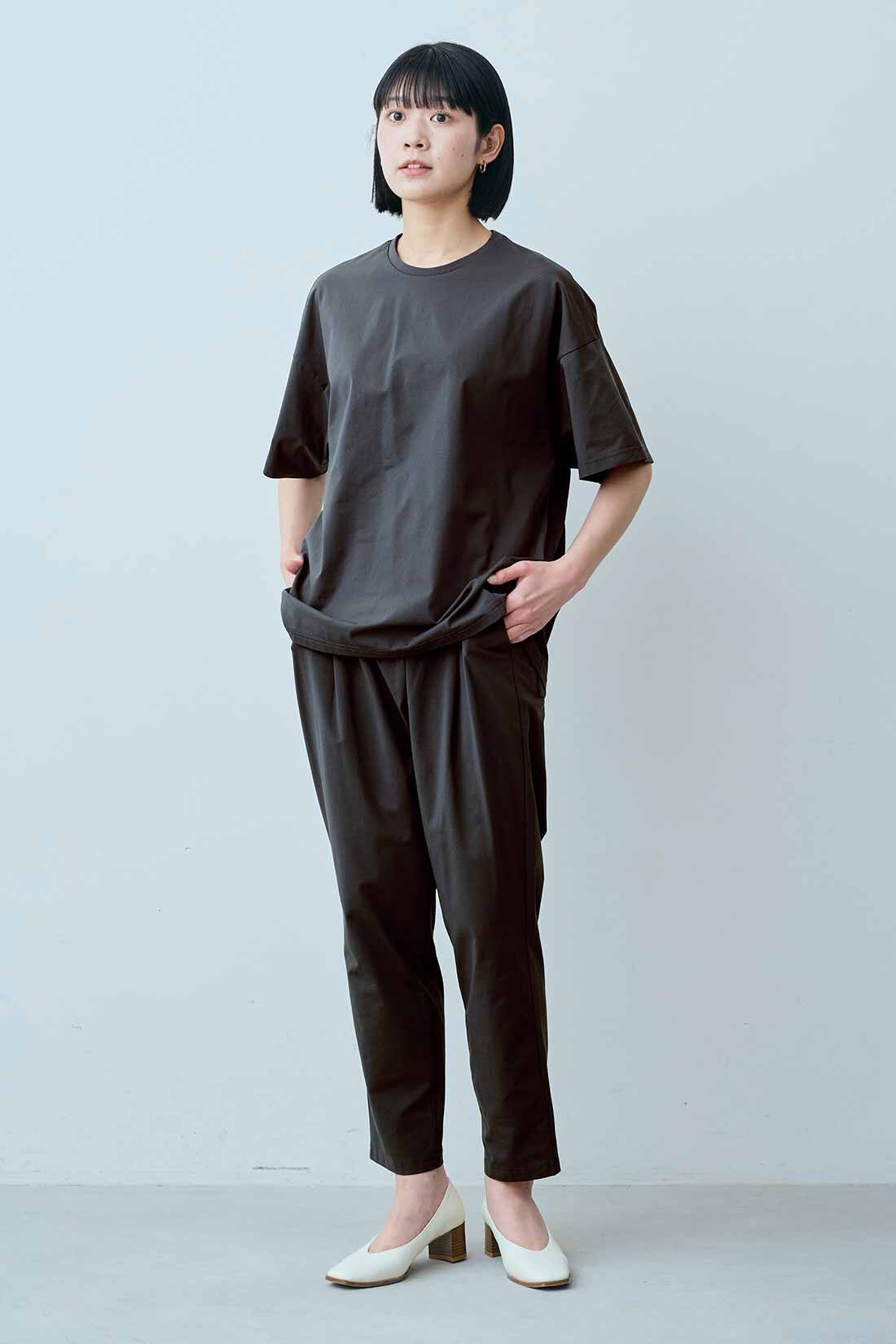 IEDIT|吸汗速乾 UVカット SO!MESH パンツ〈チャコールグレー〉のコーディネート