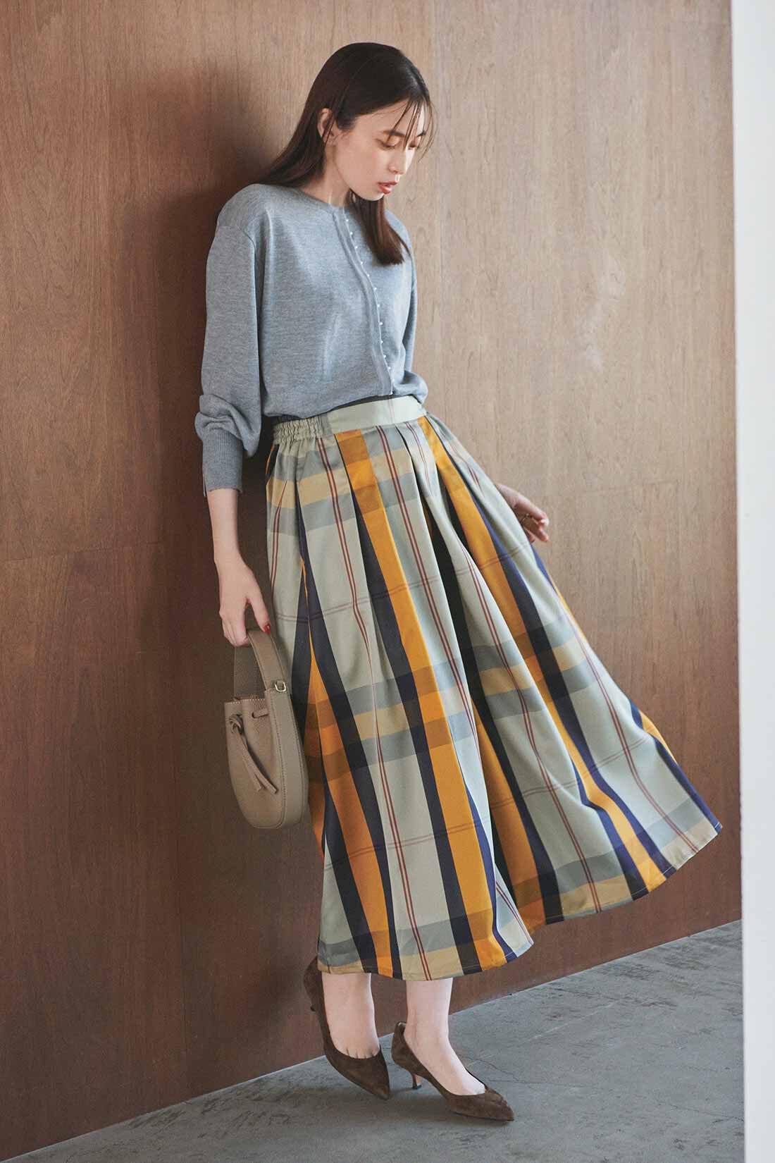 IEDIT|撥水（はっすい）素材 チェック フレアースカート〈ベージュ〉のコーディネート