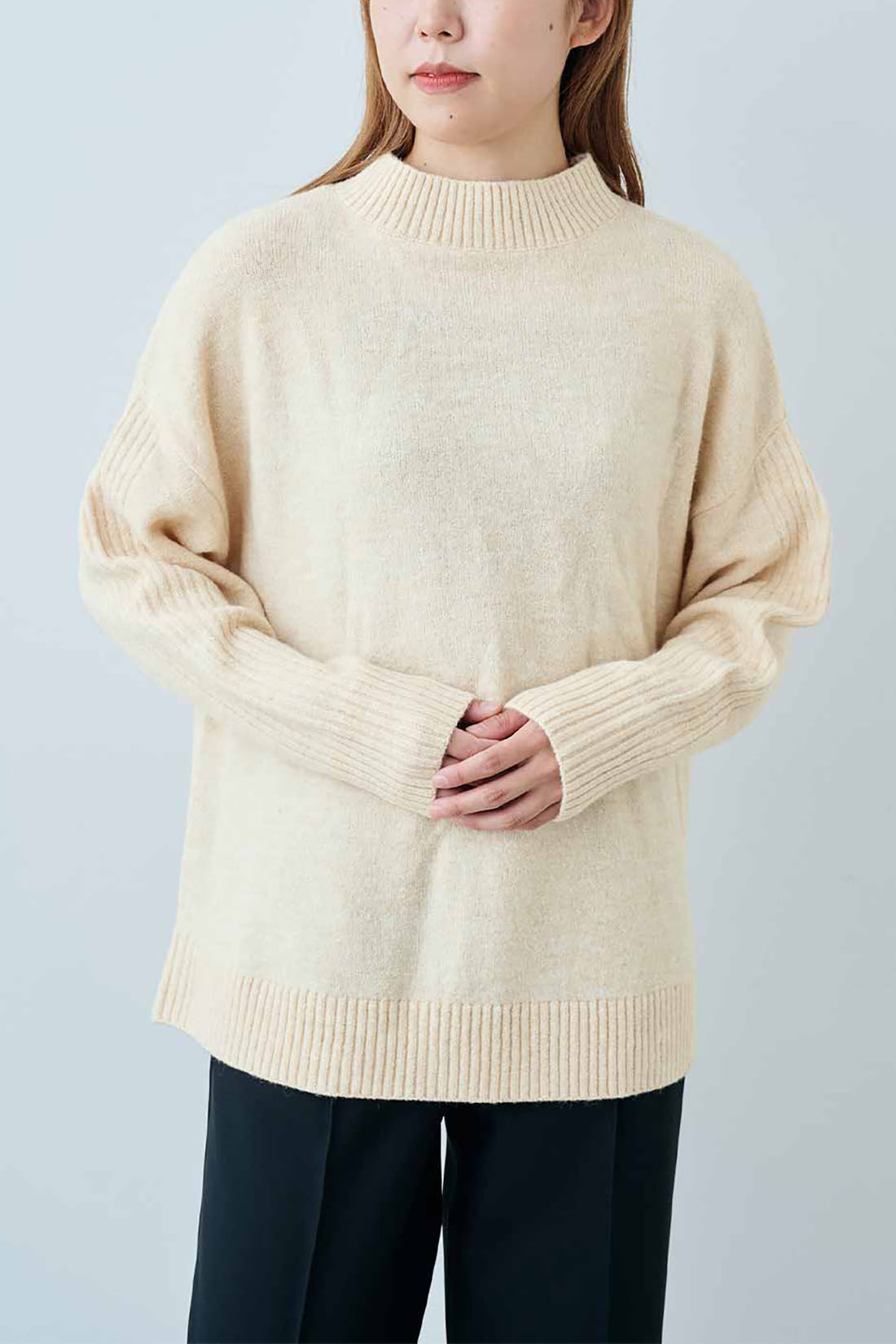 IEDIT|IEDIT[イディット]　マシンウオッシャブルがうれしい すそラウンドシルエットの軽やかなウール＆アルパカ混ハイネックニット〈ライトブラウン〉|これは参考画像です。お届けするカラーとは異なります。