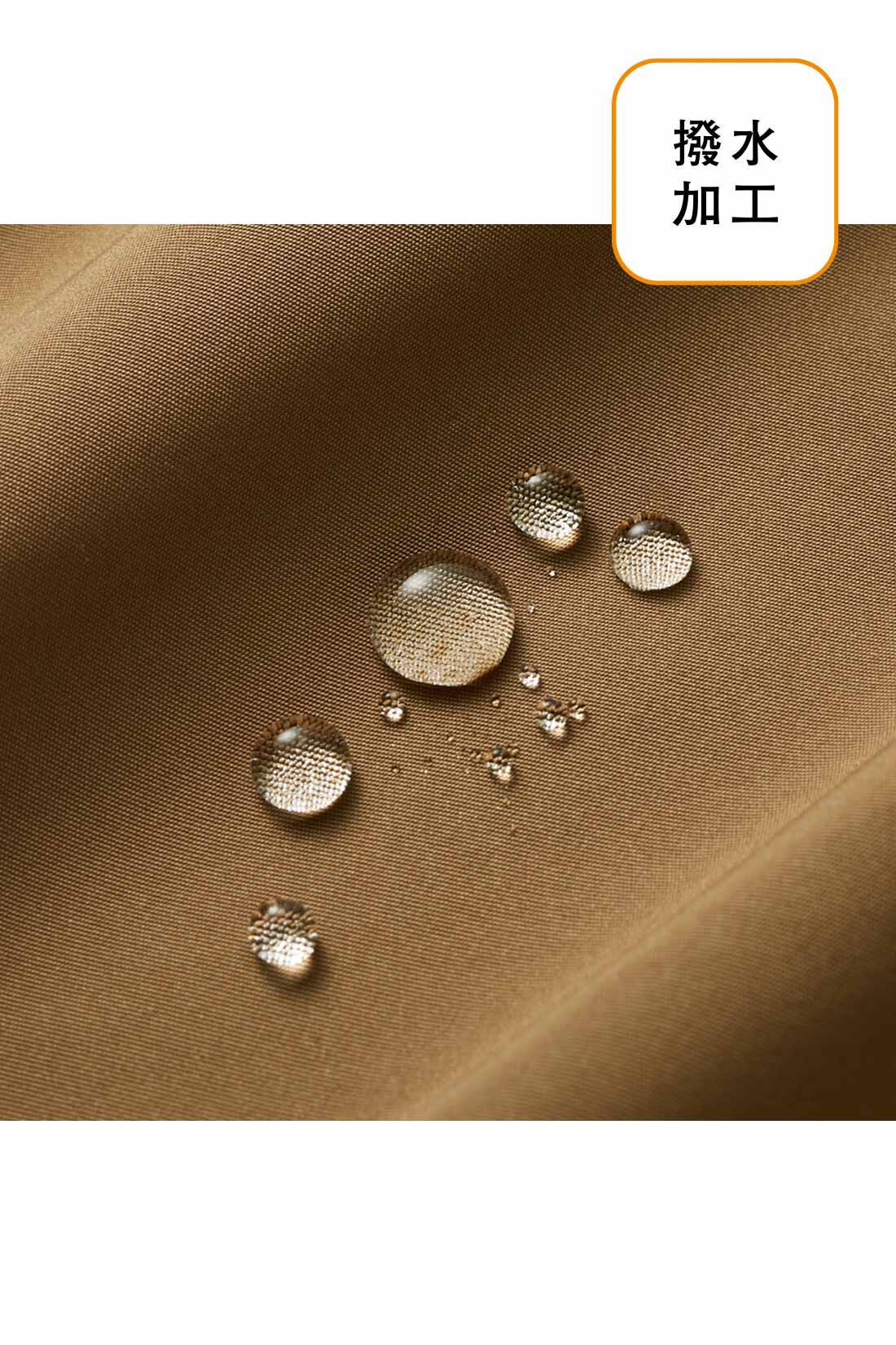 IEDIT|IEDIT[イディット]　撥水（はっすい）素材のバックギャザーマウンテンパーカー〈ベージュ〉|つるんと着やすい撥水ポリエステル素材は、ギャザーやドレープが映えるほどよい落ち感がきれい見え。