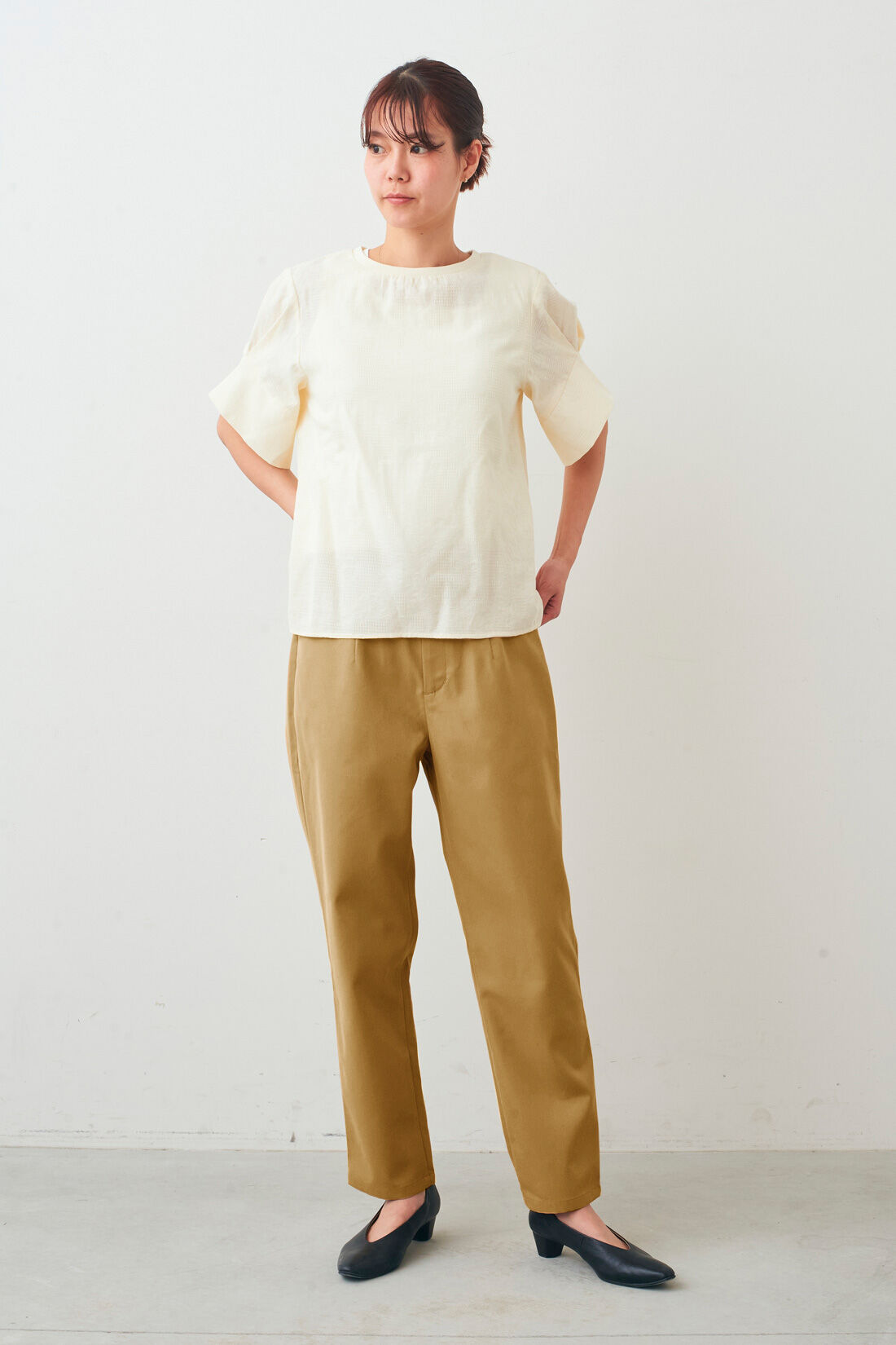 IEDIT|撥水 美脚 テーパードパンツ 〈ベージュ〉のコーディネート