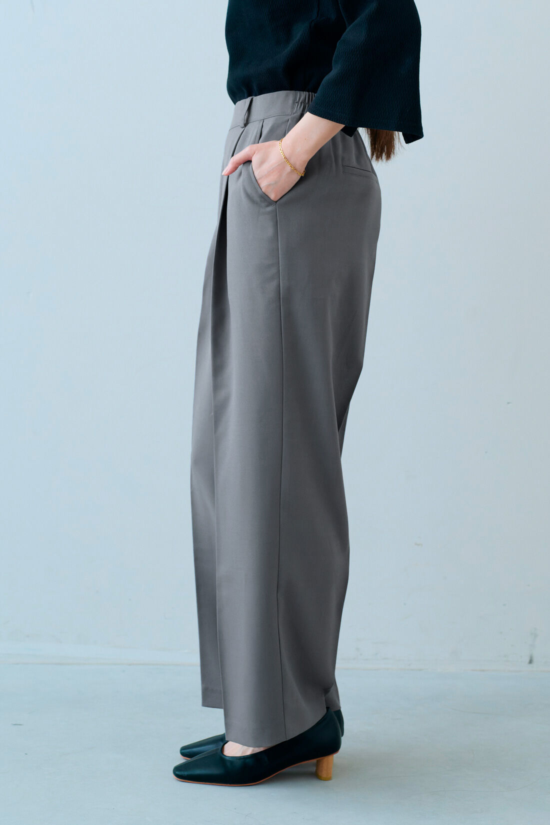 IEDIT|上品 大人 セミワイドパンツ 〈グレー〉のコーディネート