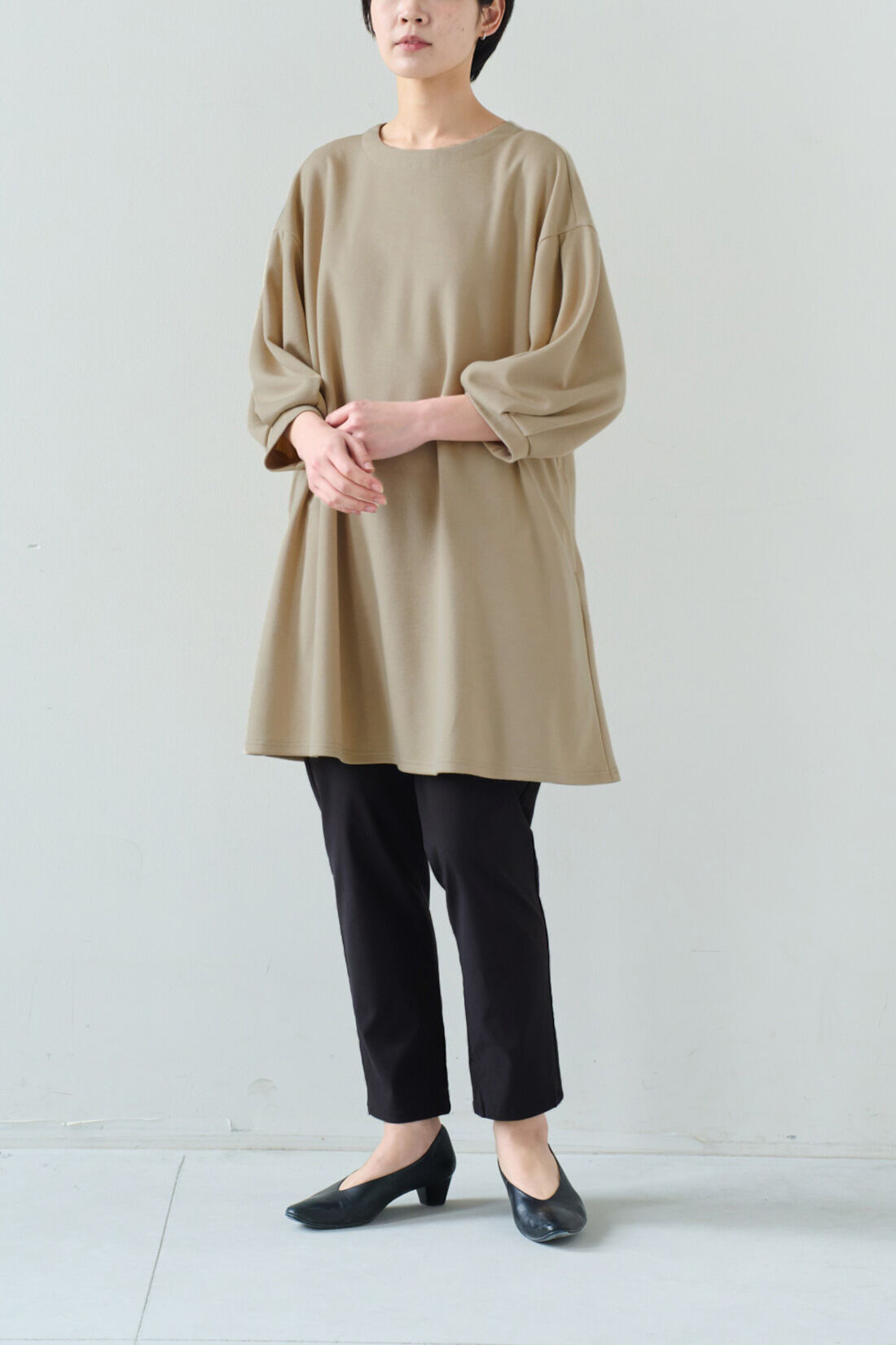 IEDIT|IEDIT[イディット]　ぽわんとした袖がフェミニンなゆるチュニック〈こなれベージュ〉|モデル身長：163cm　着用サイズ：M