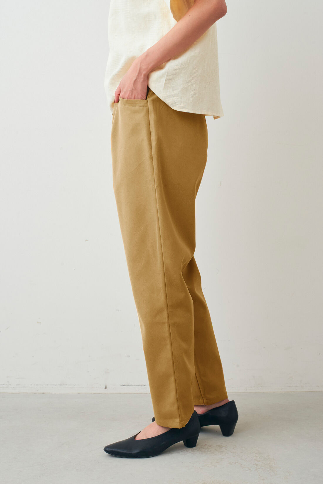 IEDIT|撥水 美脚 テーパードパンツ 〈ベージュ〉のコーディネート