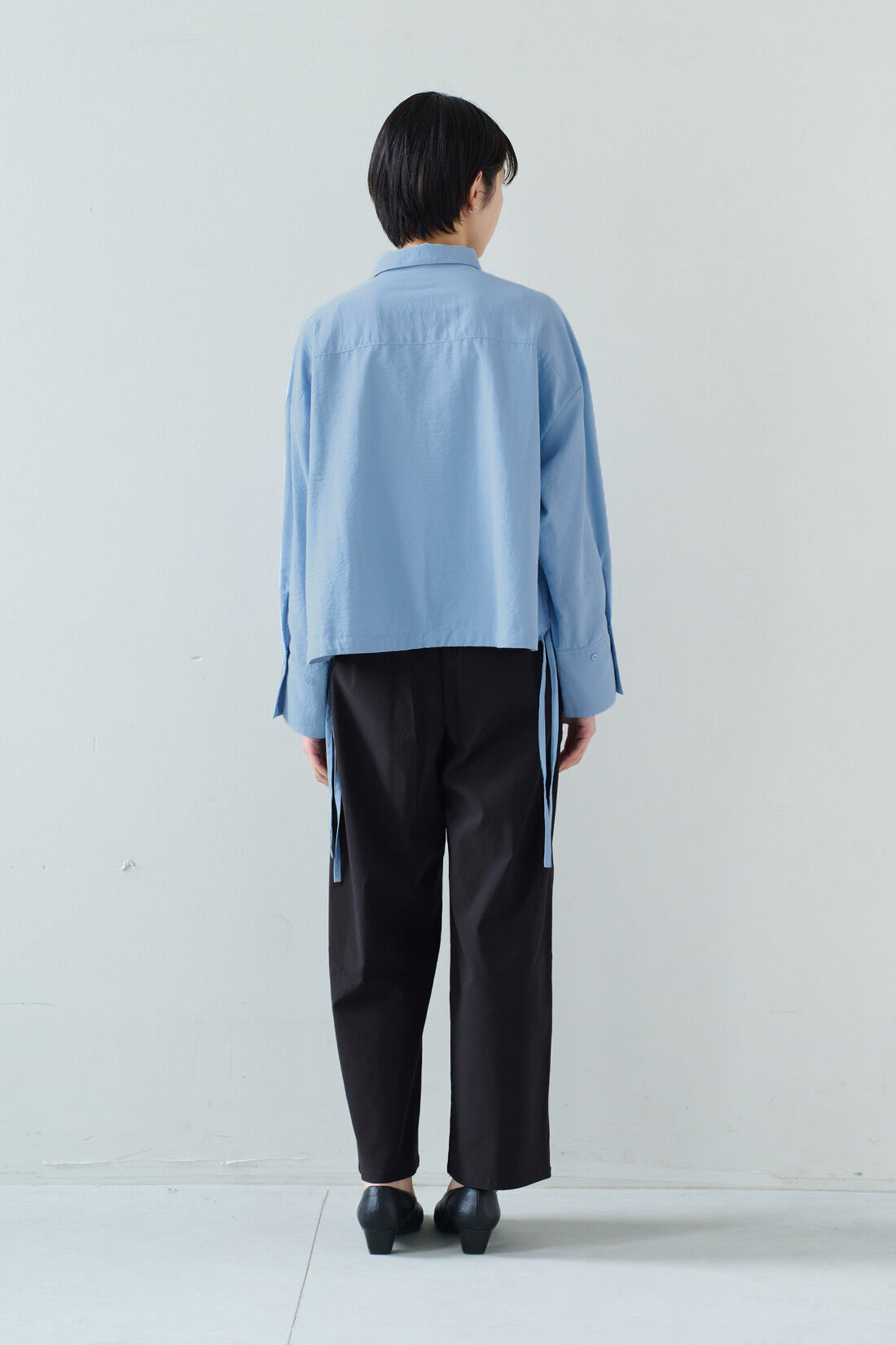 IEDIT|IEDIT[イディット]　コットンライクな多機能素材「AMATA」のボックスシルエットシャツ〈サックスブルー〉|モデル身長：163cm　着用サイズ：M