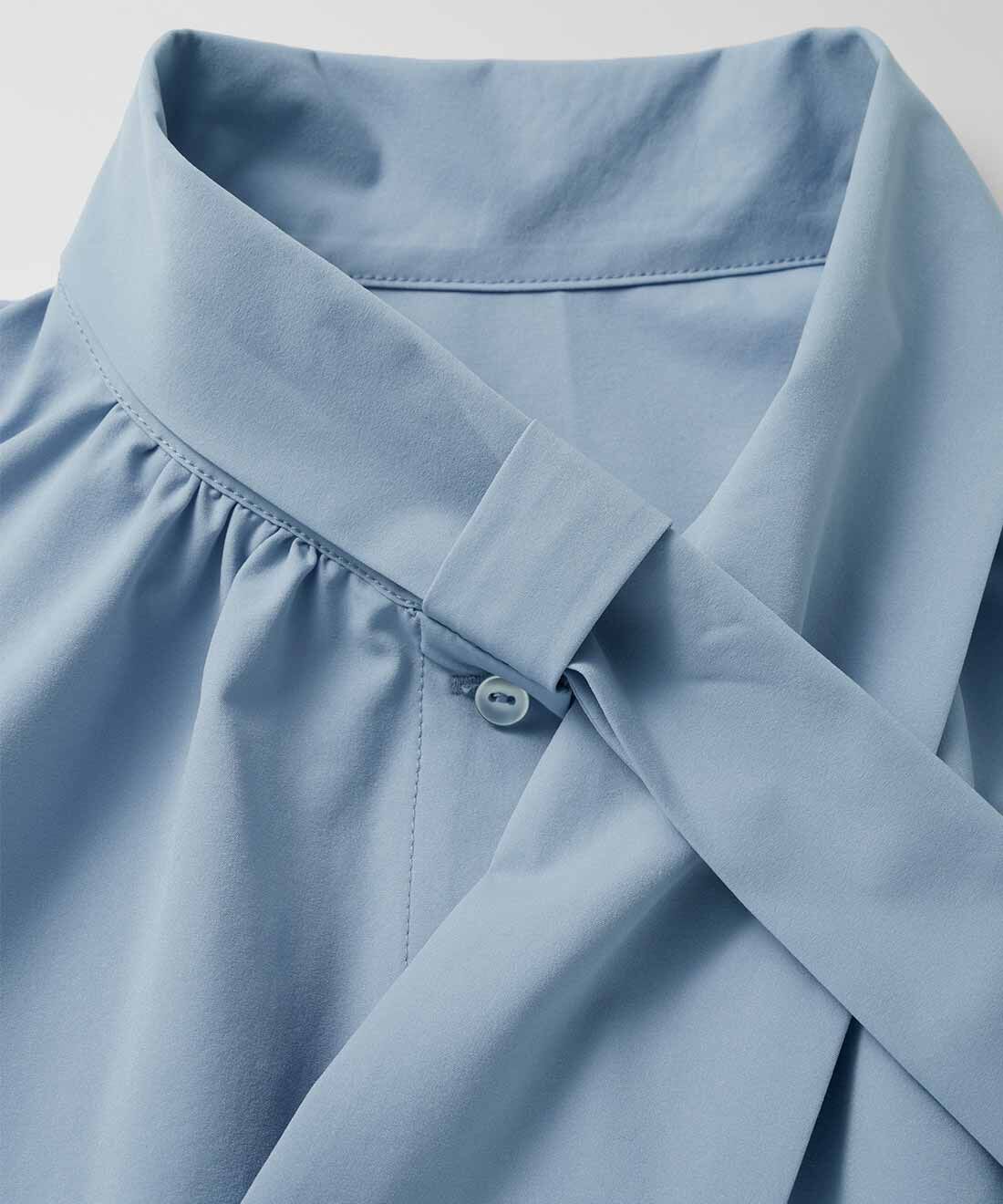 IEDIT|IEDIT[イディット]　ループ付きで簡単に華やぐ ボウタイブラウス|一方を衿もとのループに通すだけで、ボウタイが完成。