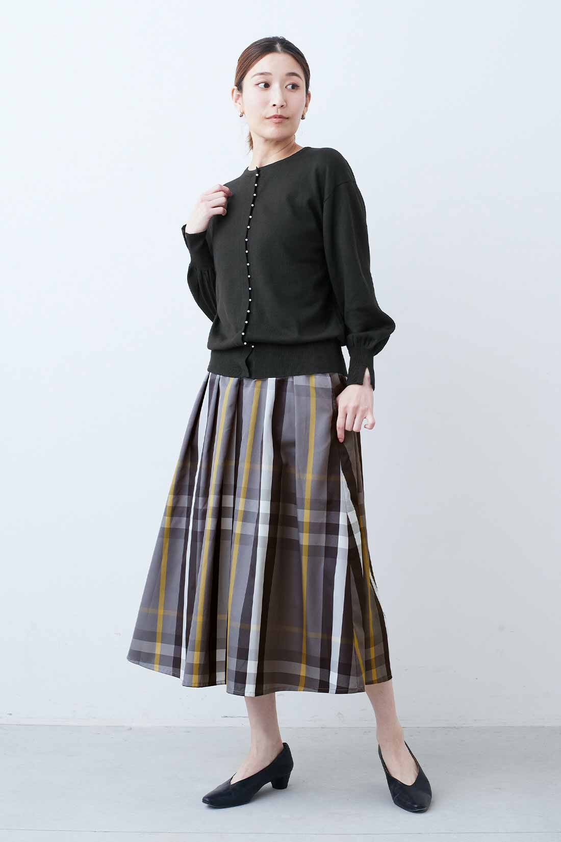 IEDIT|プチパール調 上品 華やぐ カーディガン〈ブラック〉のコーディネート