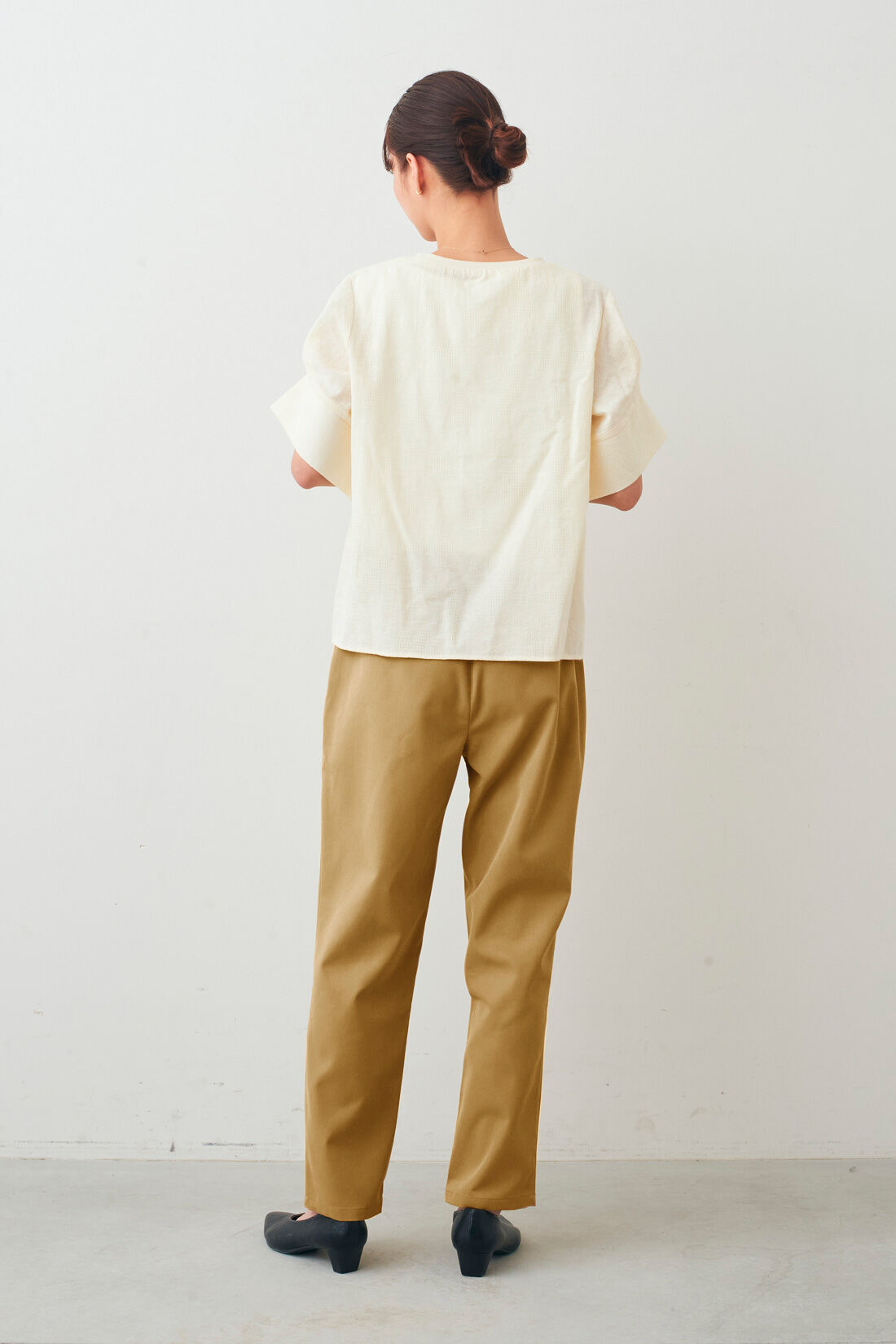 IEDIT|撥水 美脚 テーパードパンツ 〈ベージュ〉のコーディネート