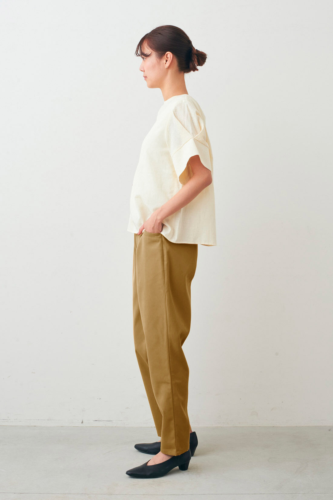 IEDIT|撥水 美脚 テーパードパンツ 〈ベージュ〉のコーディネート