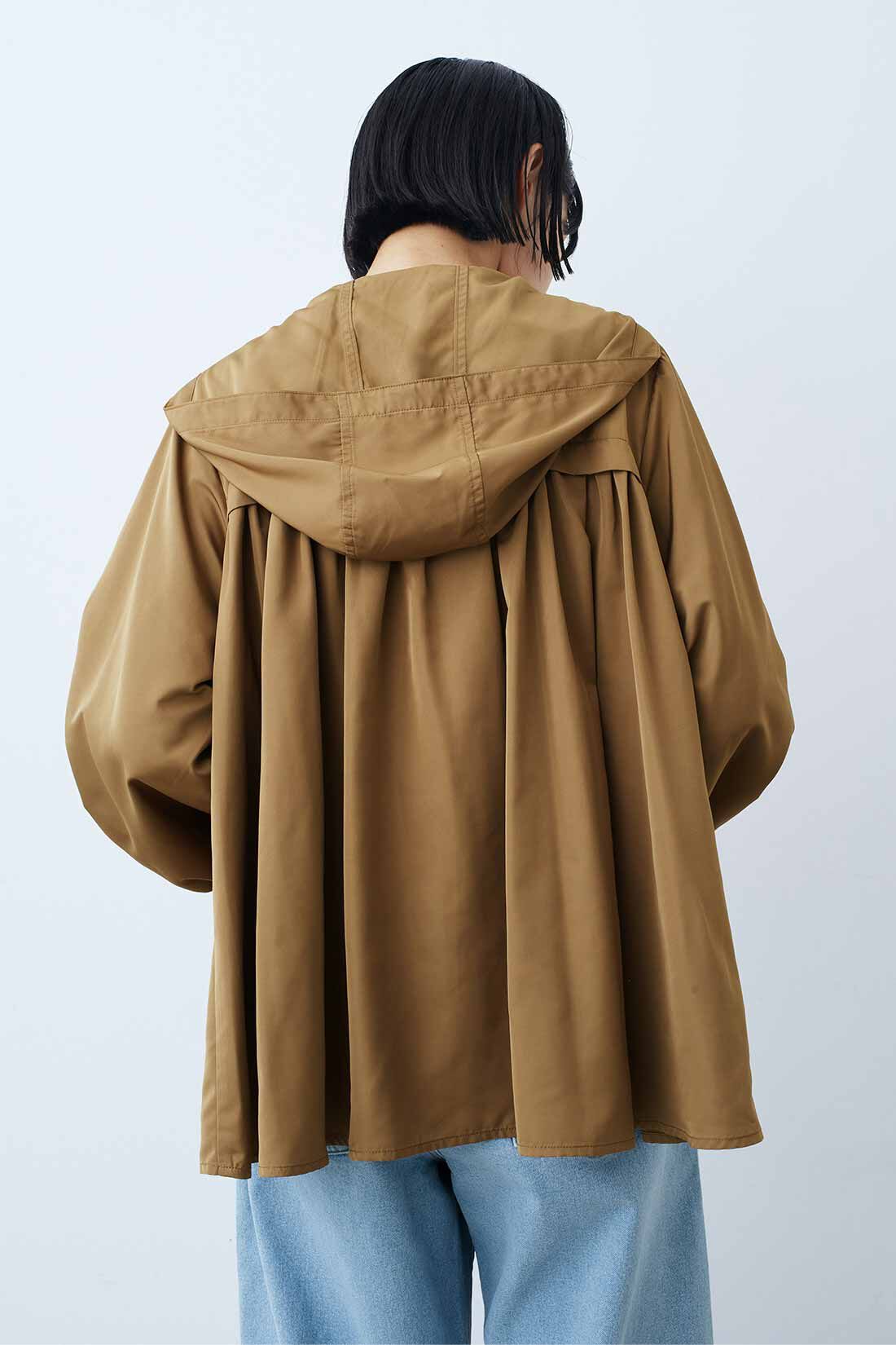 IEDIT|IEDIT[イディット]　撥水（はっすい）素材のバックギャザーマウンテンパーカー〈ベージュ〉