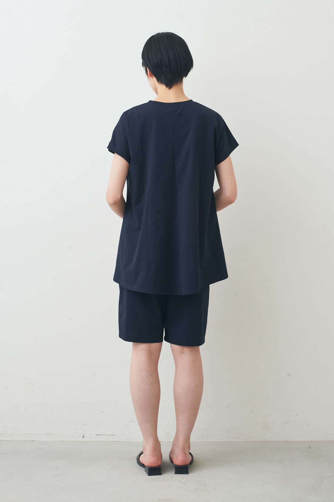 IEDIT［イディット］|吸汗速乾 UVカット SO！ MESH フレアー トップス 〈ダークネイビー〉と吸汗速乾 UVカット SO！ MESH ハーフパンツ 〈ダークネイビー〉と吸汗速乾 UVカット SO！ MESH ハーフパンツ 〈ダークネイビー〉のコーディネート