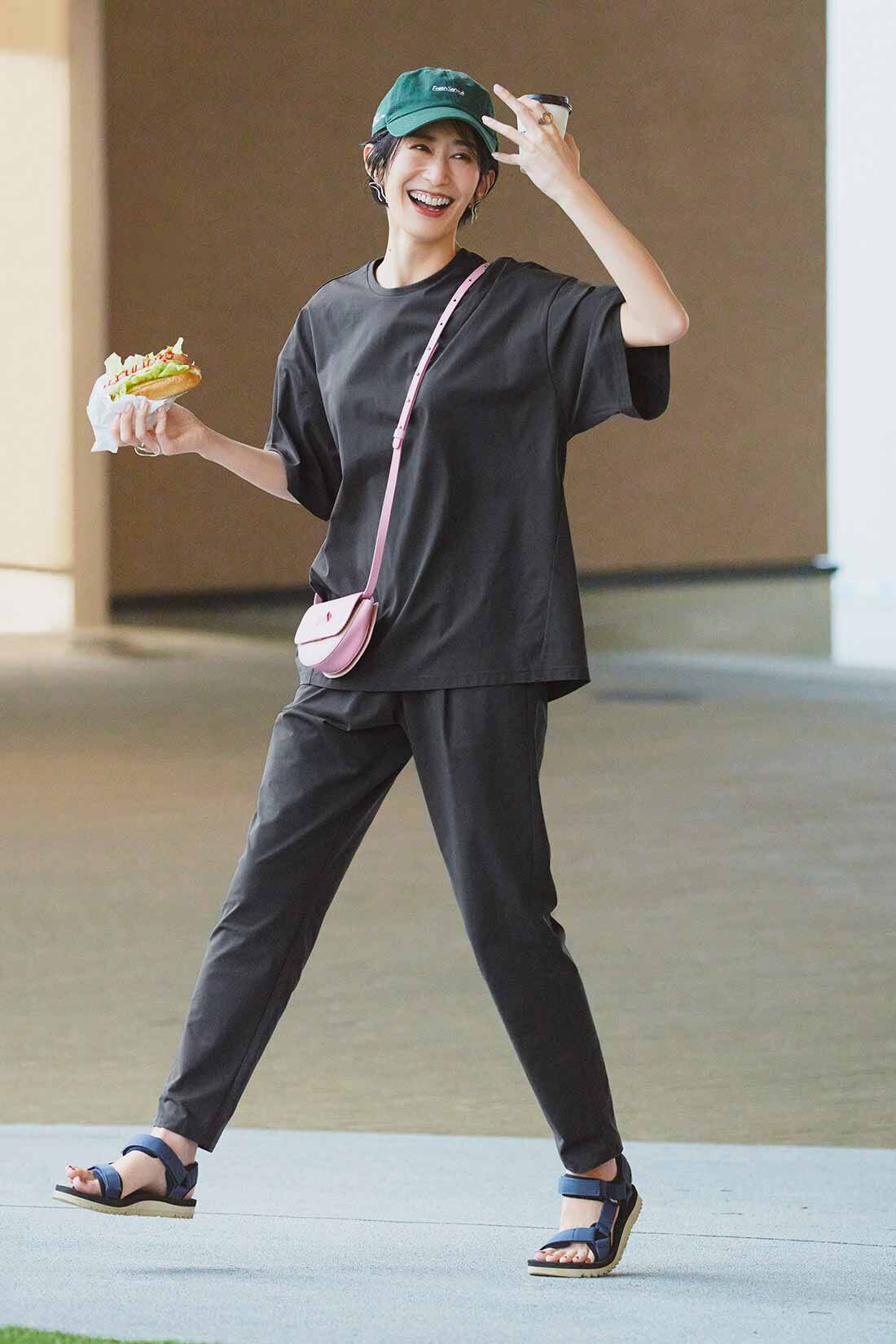 IEDIT|吸汗速乾 UVカット SO!MESH パンツ〈チャコールグレー〉のコーディネート