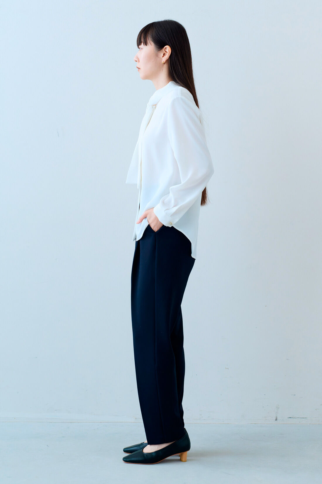 IEDIT［イディット］|花粉リリース UVカット 純紺 バレエフィット （R） パンツ〈ダークネイビー〉のコーディネート