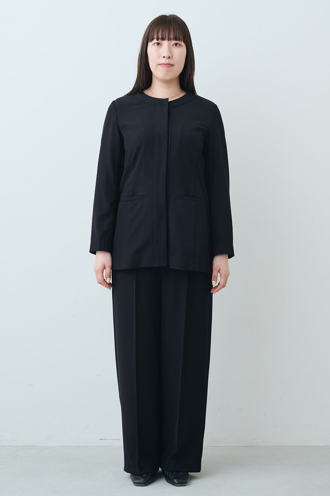 IEDIT［イディット］|IEDIT[イディット]　美しい黒がつづく黒原着（くろげんちゃく）素材でつくった きちんとシーンも頼れる大人女性のための純黒スーツ〈ブラック〉|モデル身長：159cm　着用サイズ：M