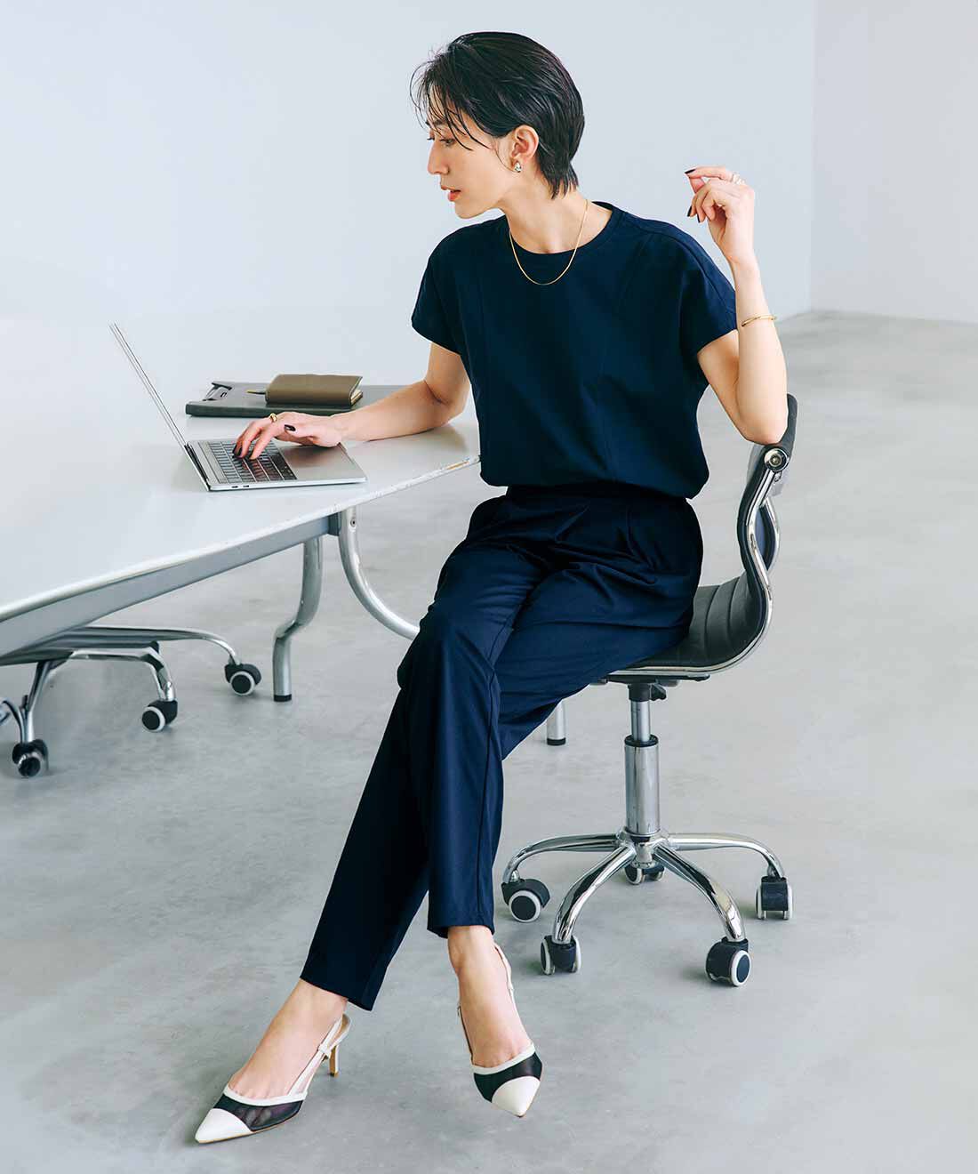 IEDIT［イディット］|IEDIT[イディット]　24hずっと着ていたい 吸汗速乾・UVカット SO！ MESH斜めタックパンツ〈ダークネイビー〉