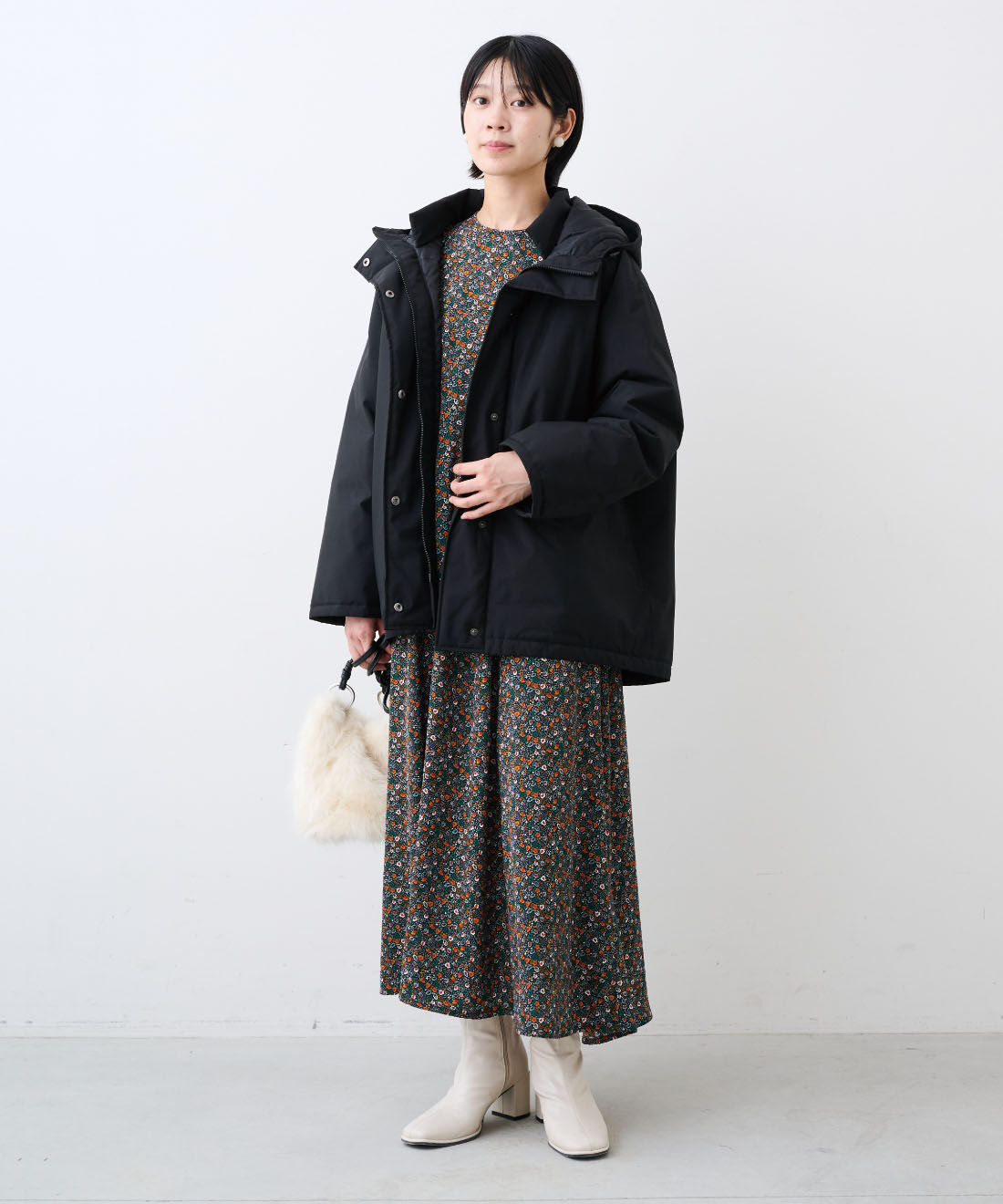IEDIT|ステッチレス スッキリ ミドル丈ダウンコート 〈ブラック〉と福田さんプリントワンピ〈ブラック〉ＩＥのコーディネート