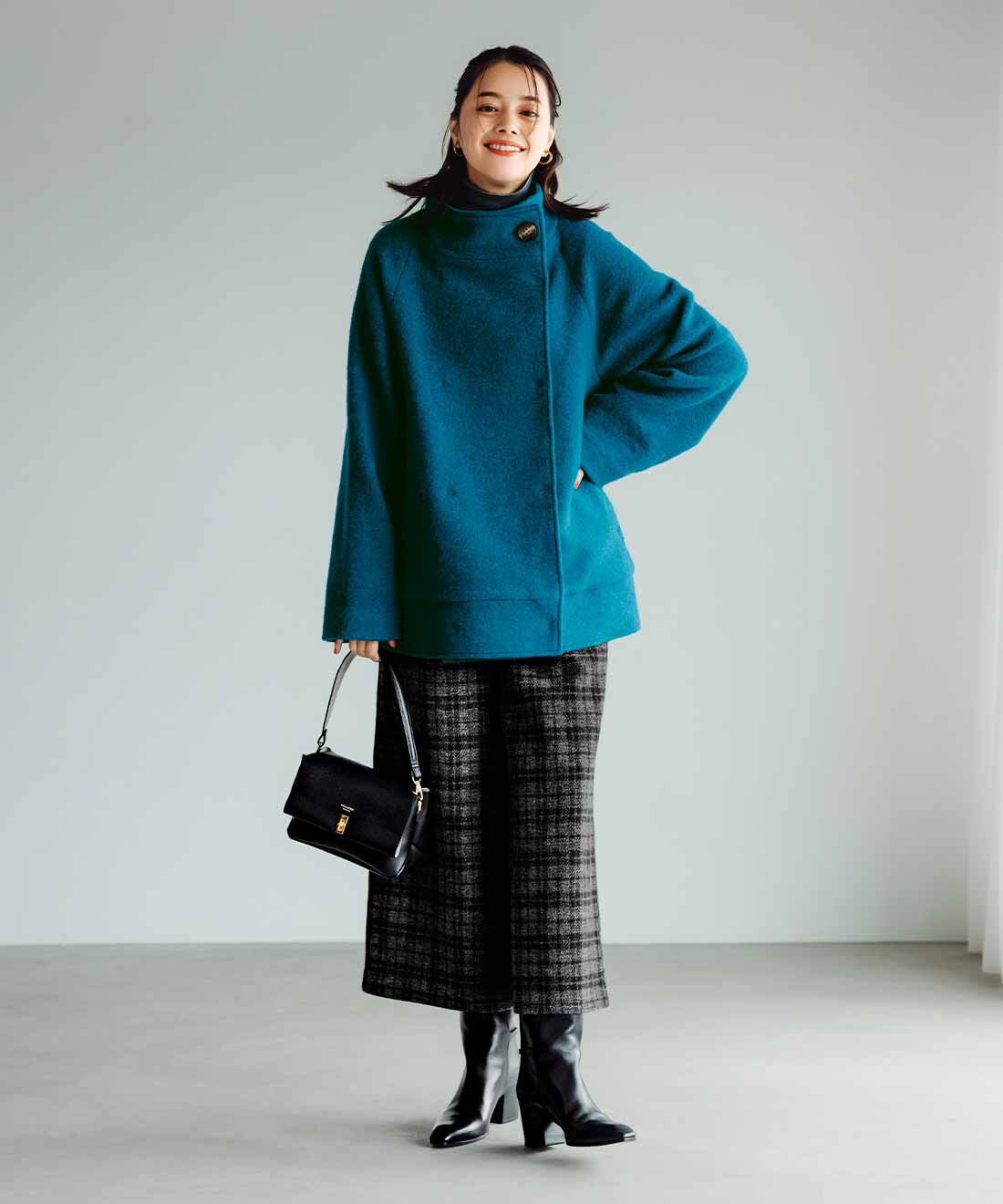 IEDIT|ウールライク素材のクロップド丈ワイドパンツ〈ブラックチェック〉のコーディネート