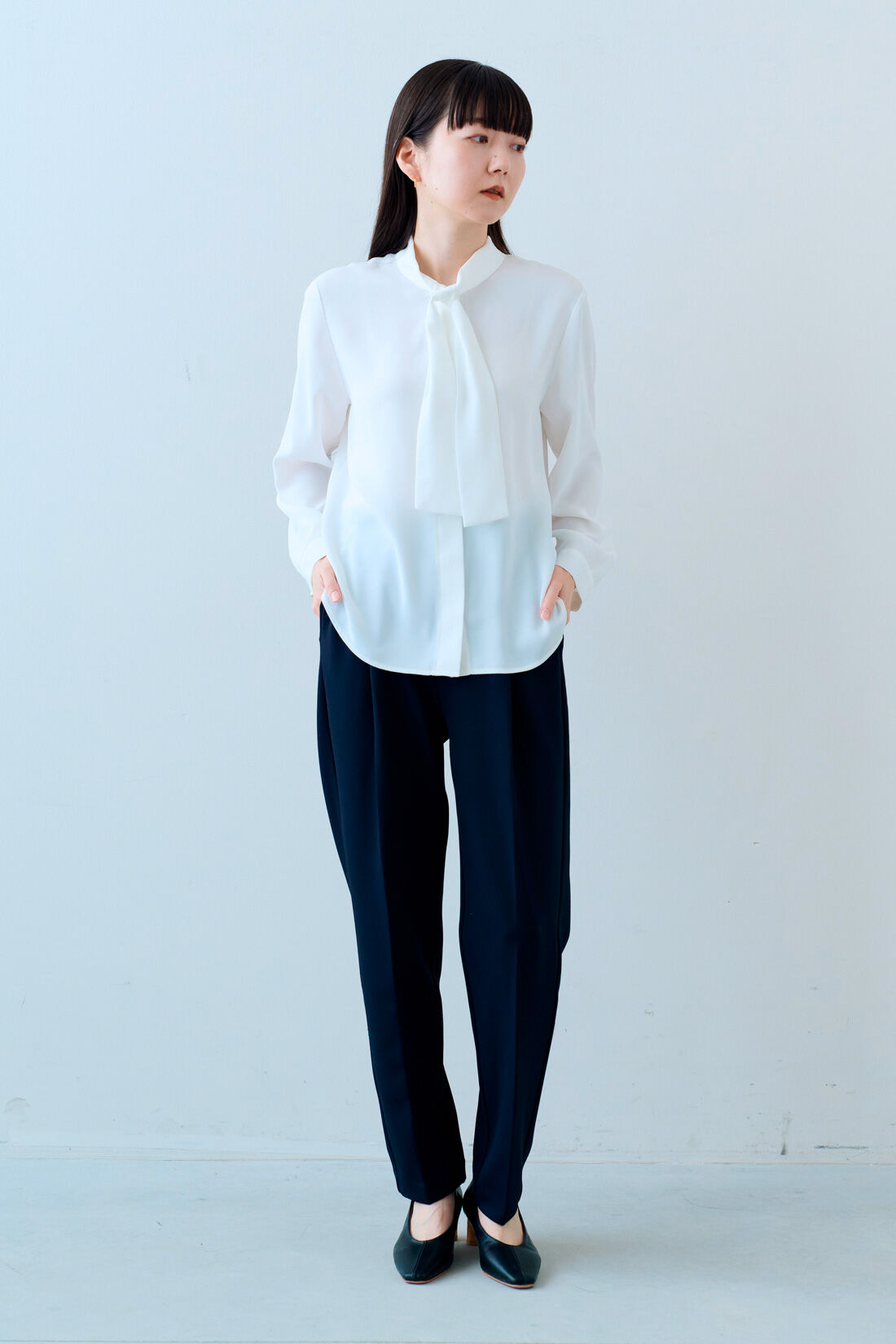 IEDIT［イディット］|花粉リリース UVカット 純紺 バレエフィット （R） パンツ〈ダークネイビー〉のコーディネート