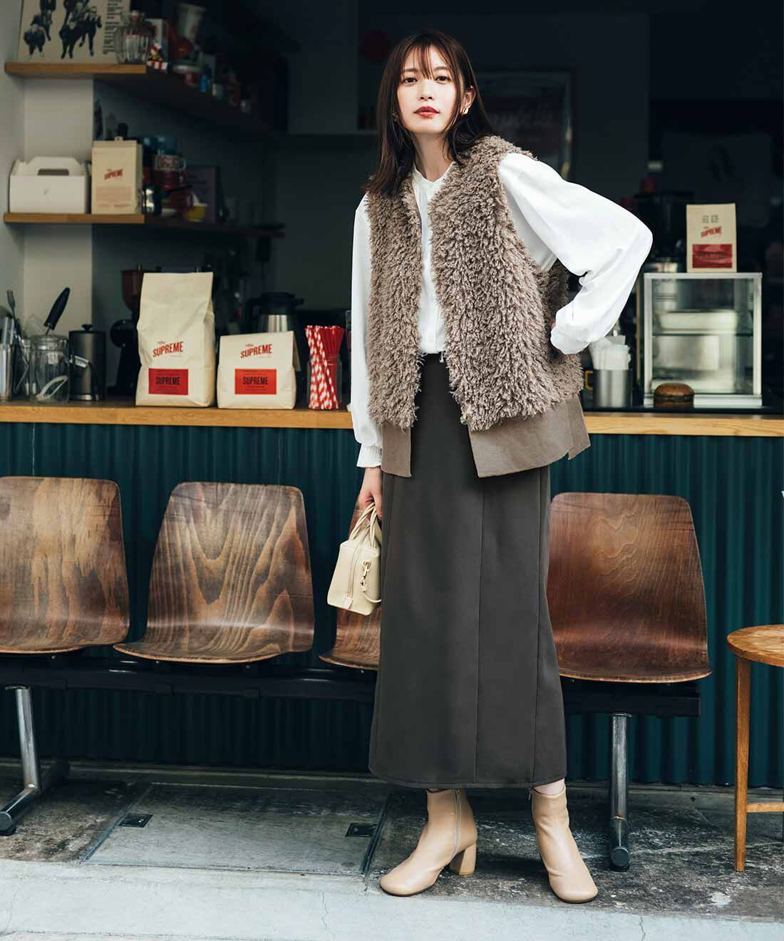 IEDIT|IEDIT[イディット]　異素材遣いのもこもこループヤーンベスト 〈ライトブラウン〉