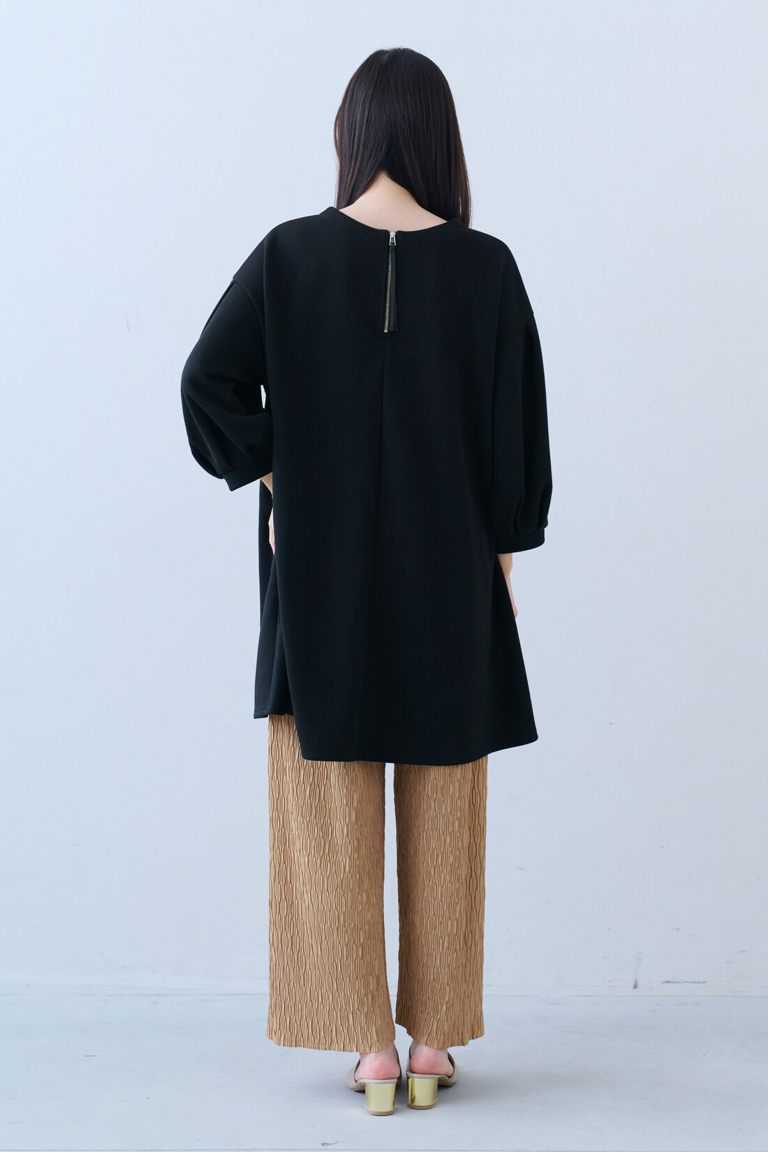 IEDIT|IEDIT[イディット]　軽やかな着心地ですっきりらくらく ワイドシルエットの変形プリーツパンツ|モデル身長：163cm　着用サイズ：M