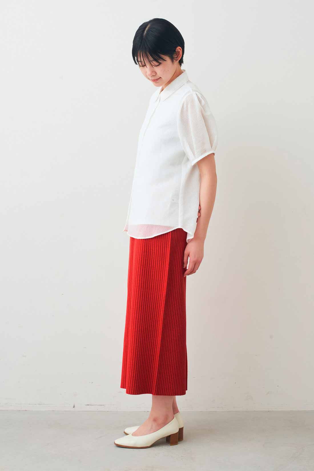 IEDIT［イディット］|接触冷感 上品 ロゴTシャツ の会と接触冷感 上品 ロゴTシャツ の会と小森美穂子さん コラボ 接触冷感 シャリ感 リブ ニット スカート 〈ブルー〉のコーディネート