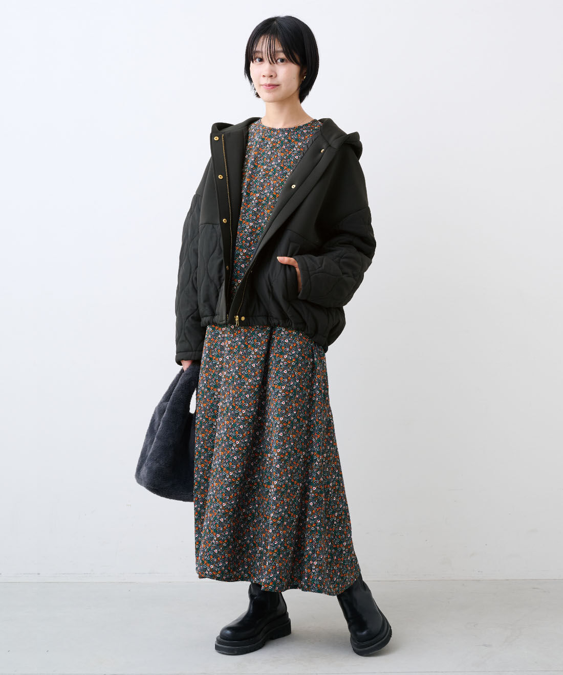 IEDIT|シーンレス 上品 カジュアル 異素材切り替え キルティング ブルゾン 〈ブラック〉と福田さんプリントワンピ〈ブラック〉ＩＥのコーディネート