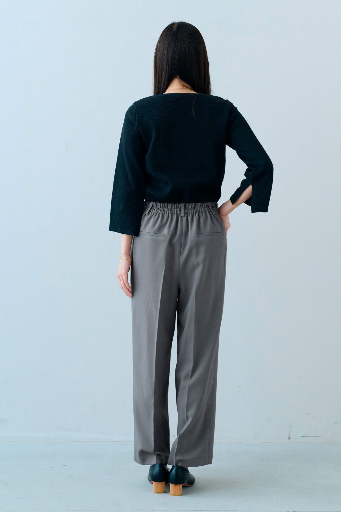 IEDIT|上品 大人 セミワイドパンツ 〈グレー〉のコーディネート