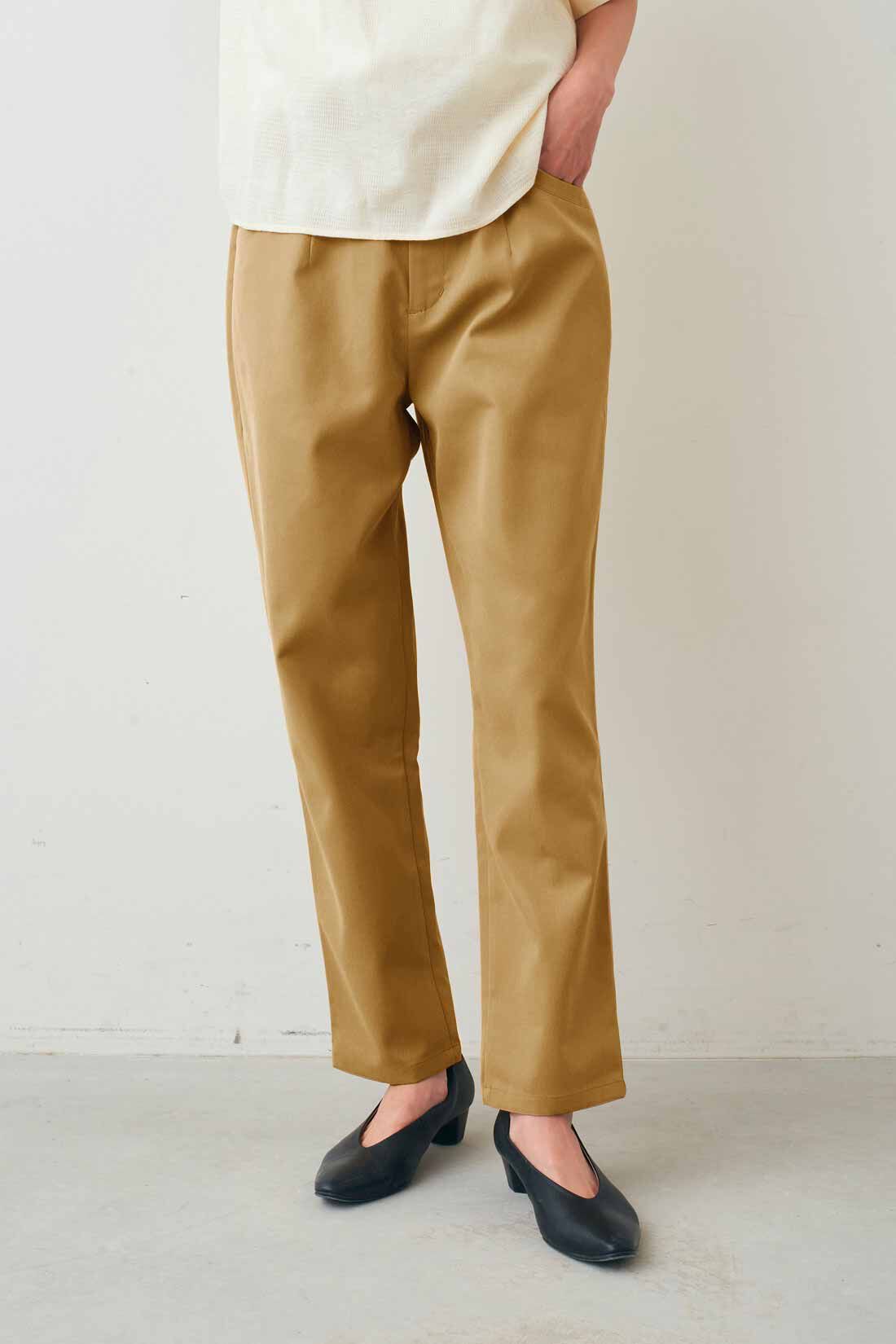 IEDIT|撥水 美脚 テーパードパンツ 〈ベージュ〉のコーディネート
