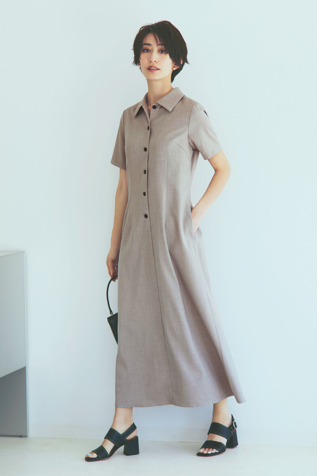 IEDIT|IEDIT[イディット]　平成のエレガンスラインにこだわって仕立てた 美しき復刻ワンピース／インナーワンピース付き|当時の雰囲気を再現した、上品なライトグレー。　※ポケット付き。