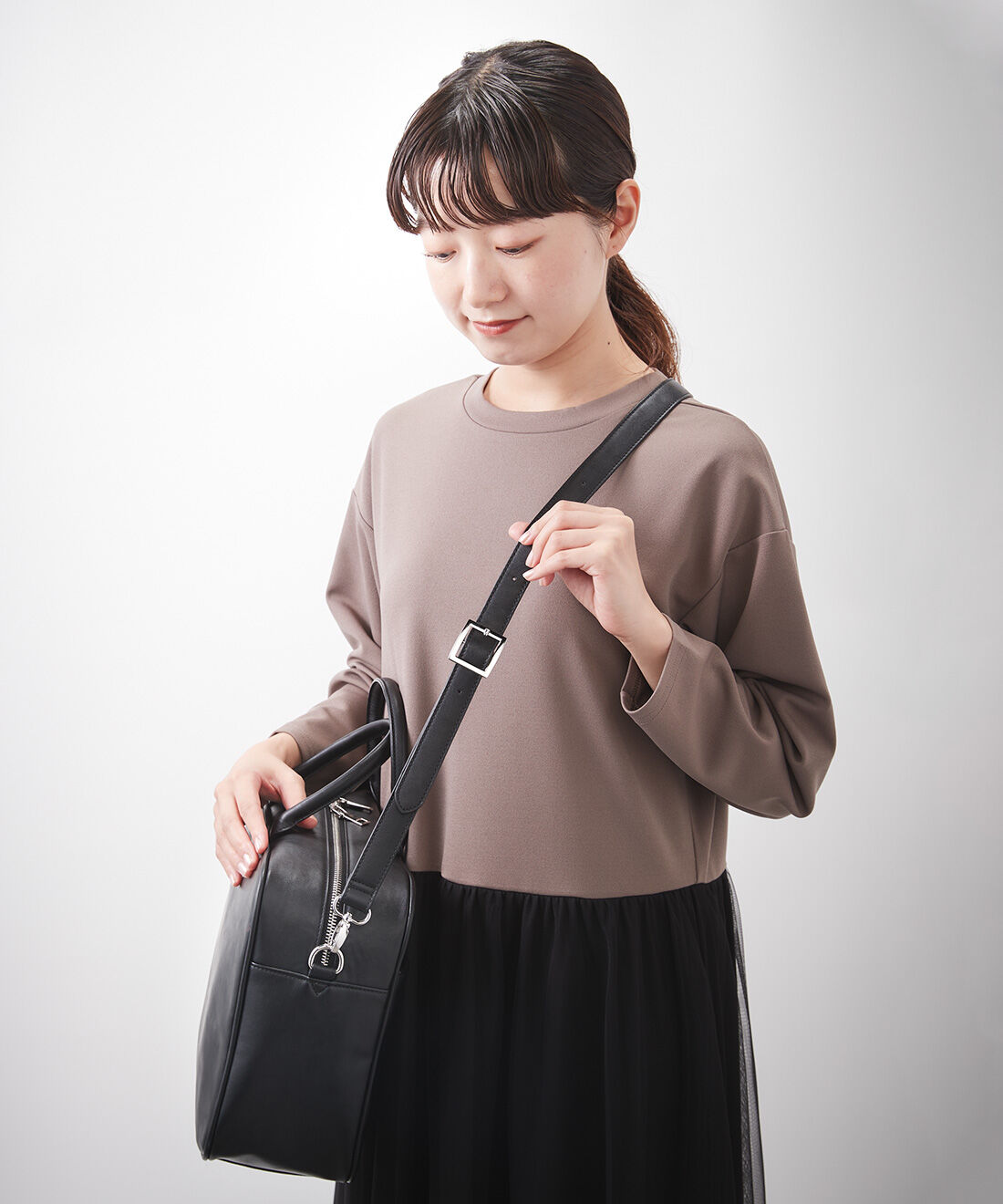 IEDIT［イディット］|IEDIT[イディット]　神山まりあさんとコラボ A4サイズが入ってコーデがランクアップする 大人ボストンバッグ〈ブラック〉|斜め掛けできるショルダー付き。金具も四角いフォルムでクールな印象に。