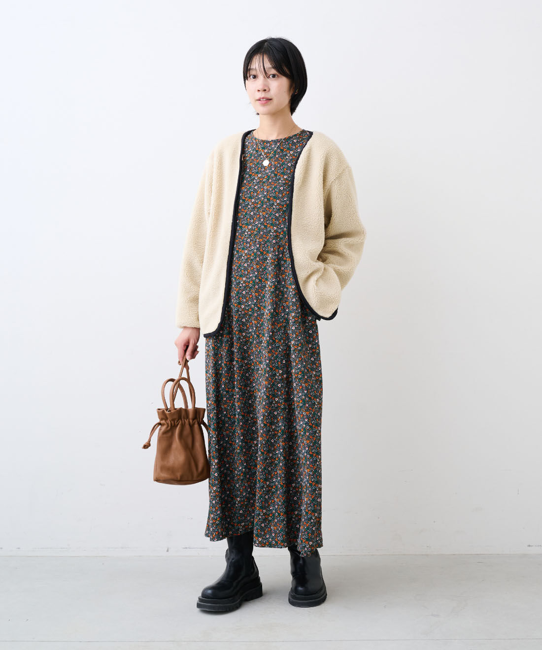 IEDIT|WOODSコラボ ボアライナー付き 撥水 アウトドアコート  〈ベージュ×ブラック〉と福田さんプリントワンピ〈ブラック〉ＩＥのコーディネート