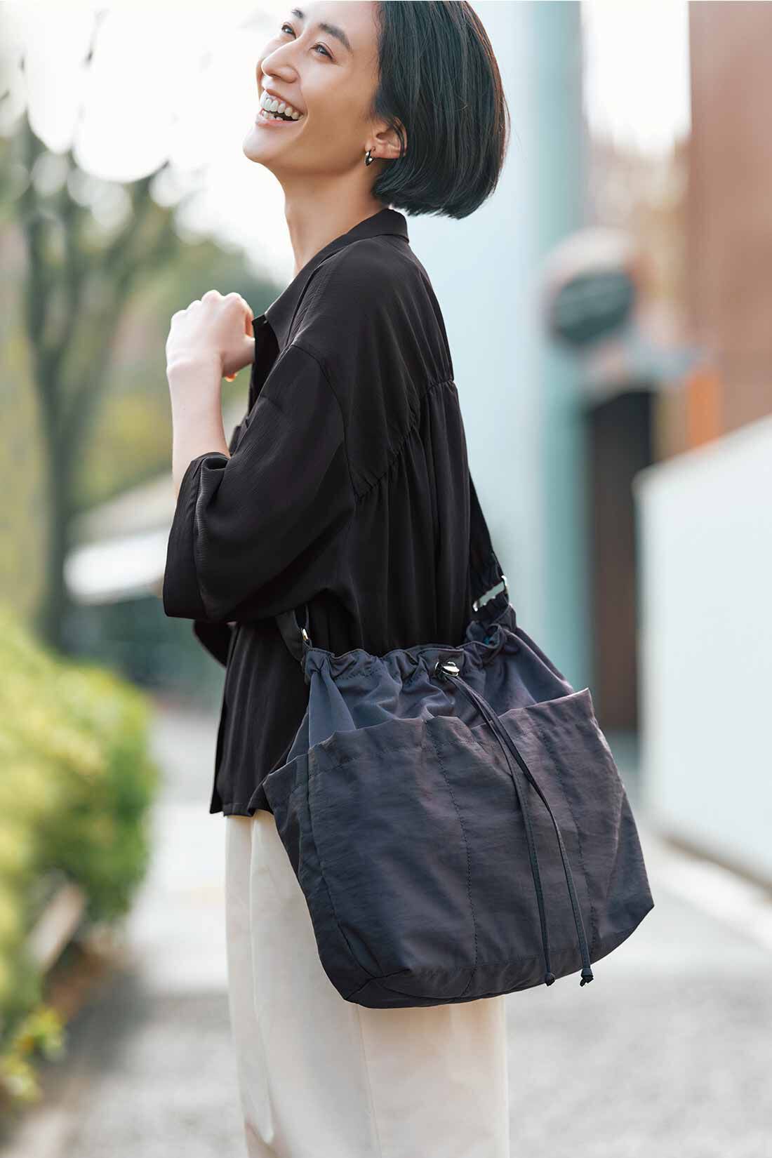 IEDIT|接触冷感 タック ボリューム パンツ〈アイボリー〉と撥水 ドロスト ショルダー バッグ〈グレー〉のコーディネート