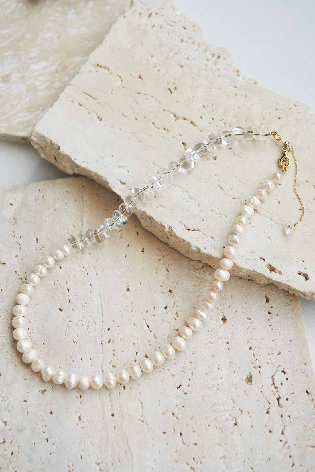 IEDIT|Her smileプロジェクト IEDIT+[イディットプラス]　淡水パールと水晶で気分をあげる ミドルサイズが華やかな異素材遣い 国産ネックレス〈ホワイト〉|リュクスな存在感で大人のカジュアルを格上げしてくれる、本物ならではのつや感と佇（たたず）まい。