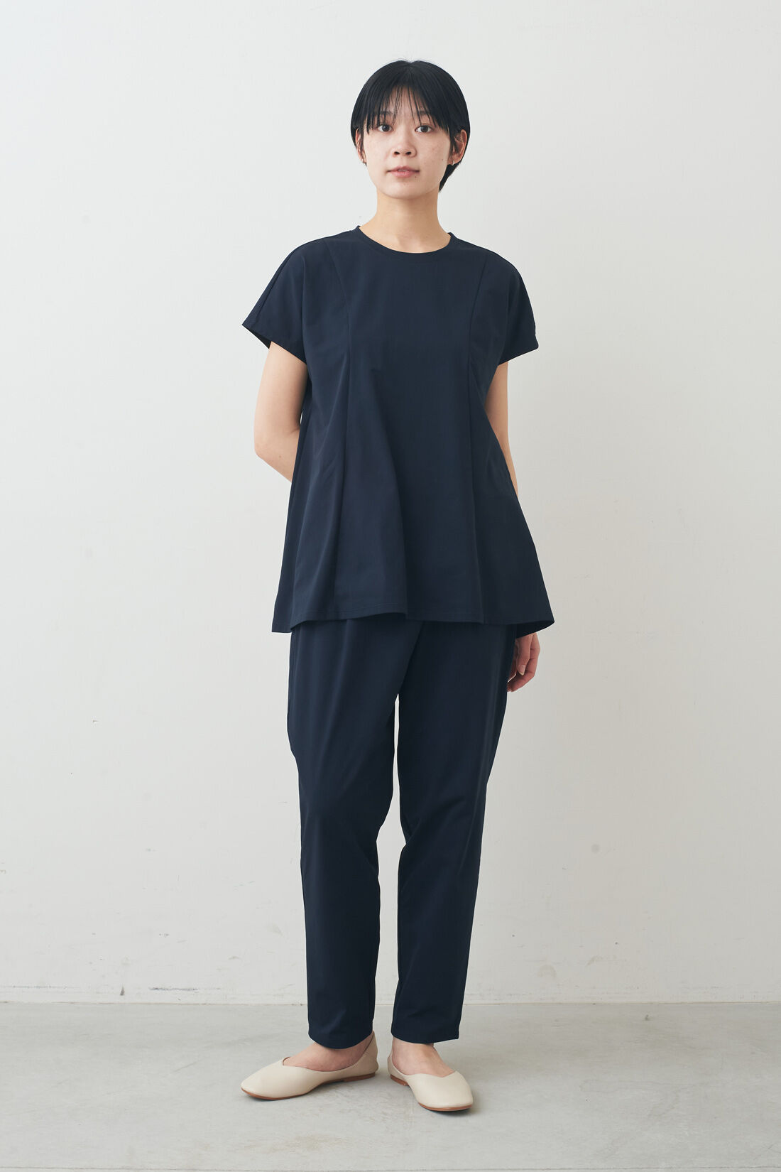 IEDIT［イディット］|吸汗速乾 UVカット SO！ MESH フレアー トップス 〈ダークネイビー〉と吸汗速乾 UVカット SO！ MESH フレアー トップス 〈ダークネイビー〉と吸汗速乾 UVカット SO！ MESH タックパンツ 〈ダークネイビー〉のコーディネート