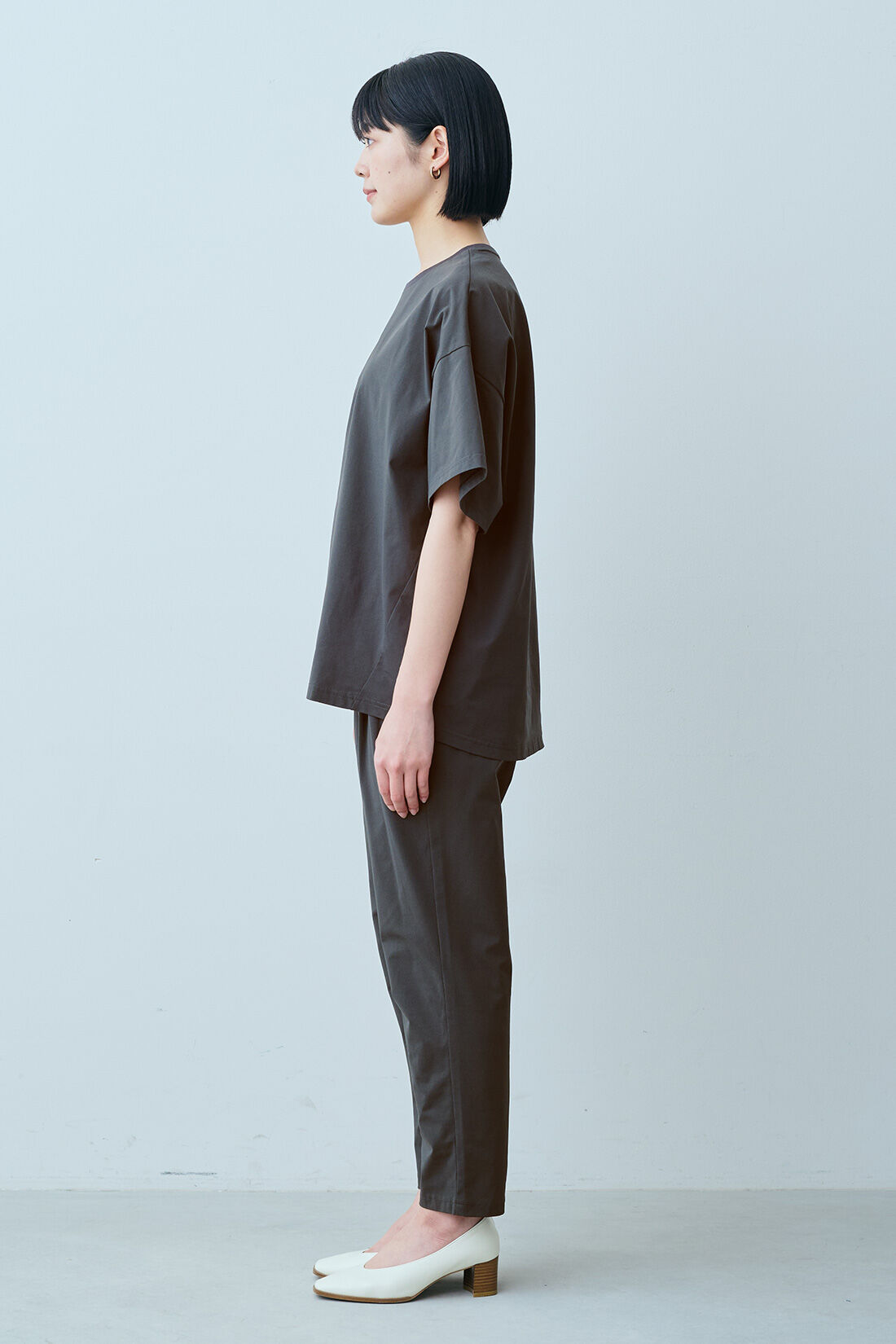 IEDIT|吸汗速乾 UVカット SO!MESH パンツ〈チャコールグレー〉のコーディネート