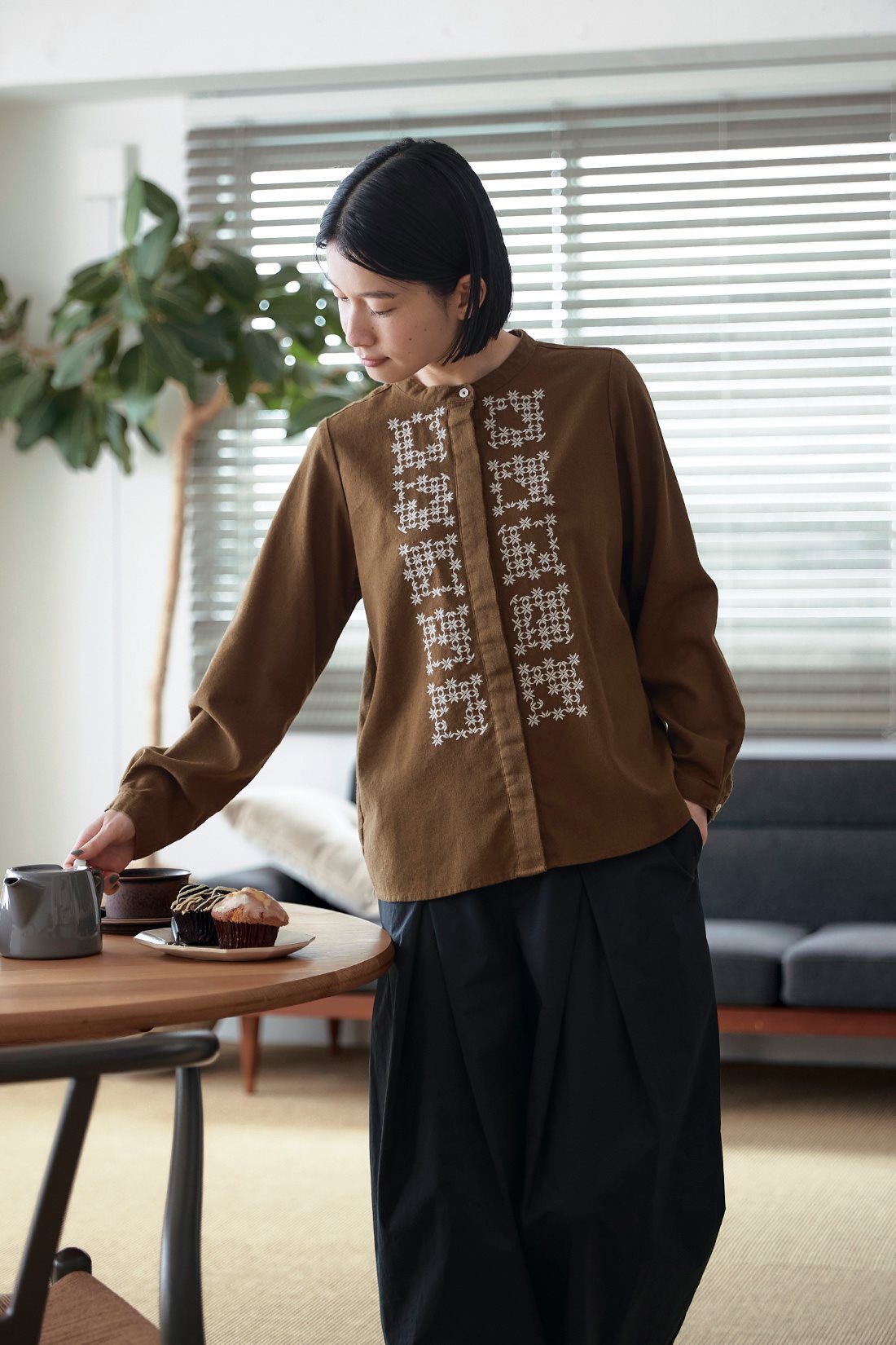 Sunny clouds|サニークラウズ　アシメトリー刺しゅうブラウス〈レディース〉