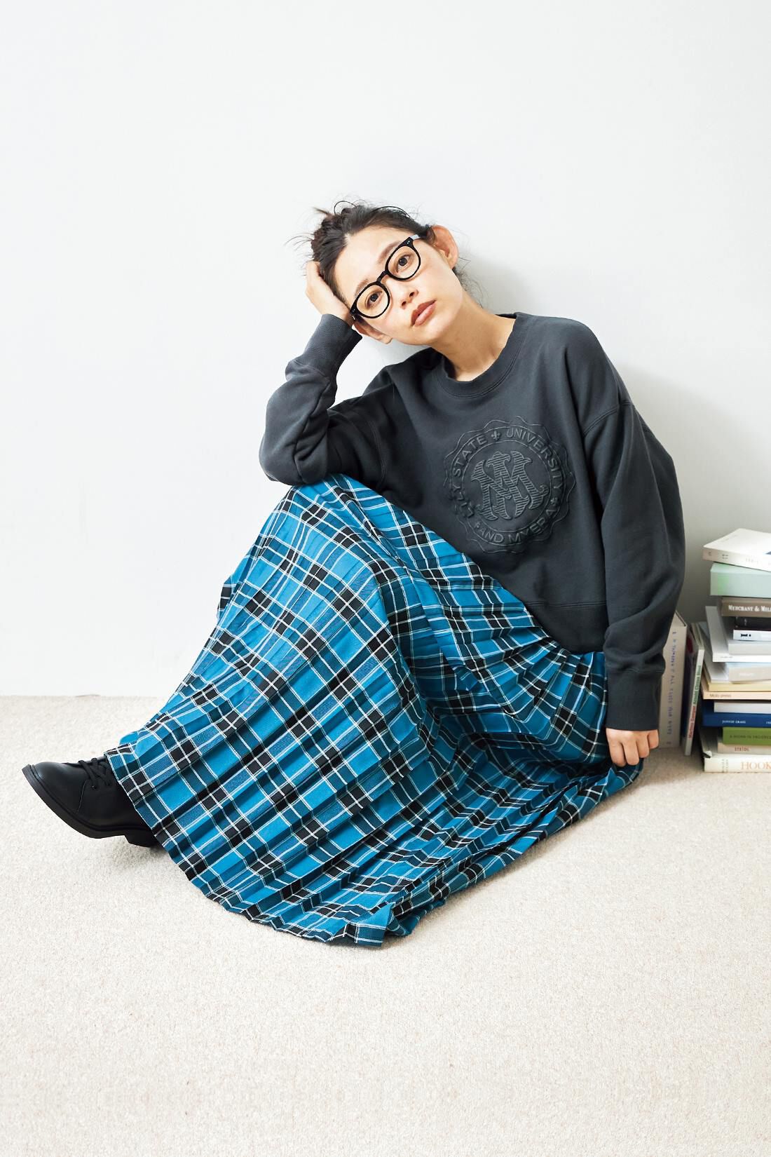 and myera|カレッジロゴトレーナー〈チャコールグレー〉のコーディネート