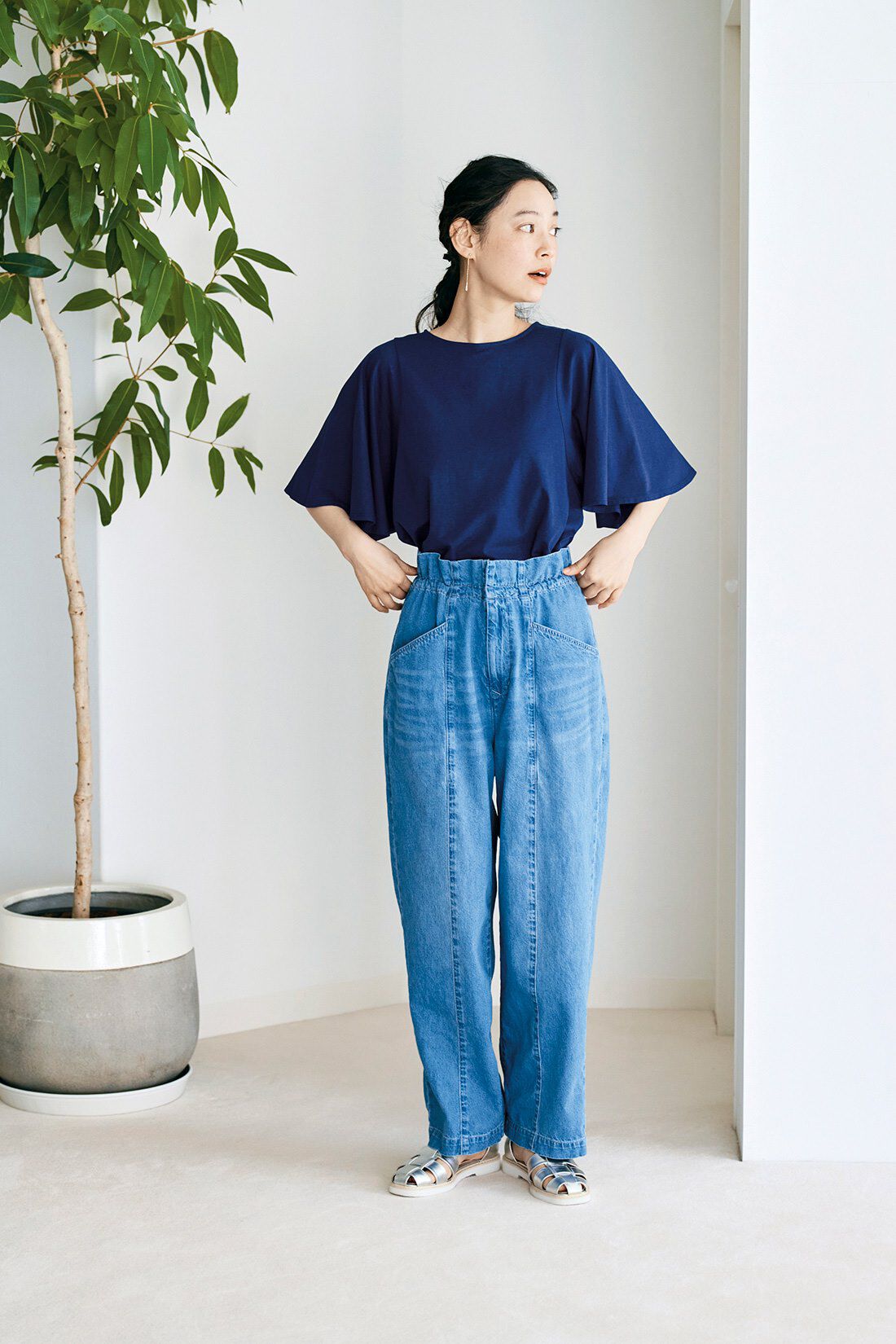and myera［アンドマイラ］|ａｎｄ　ｍｙｅｒａライトなライトブルージーンズのコーディネート