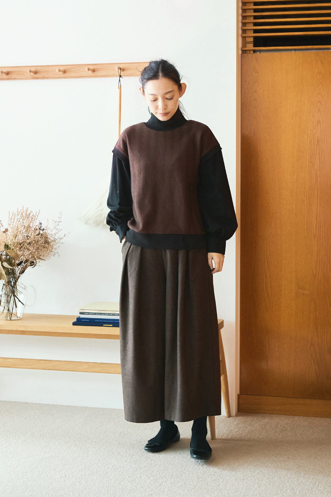 and myera|ヘリンボーン柄 起毛加工 着合わせ風トップス〈茶色〉のコーディネート