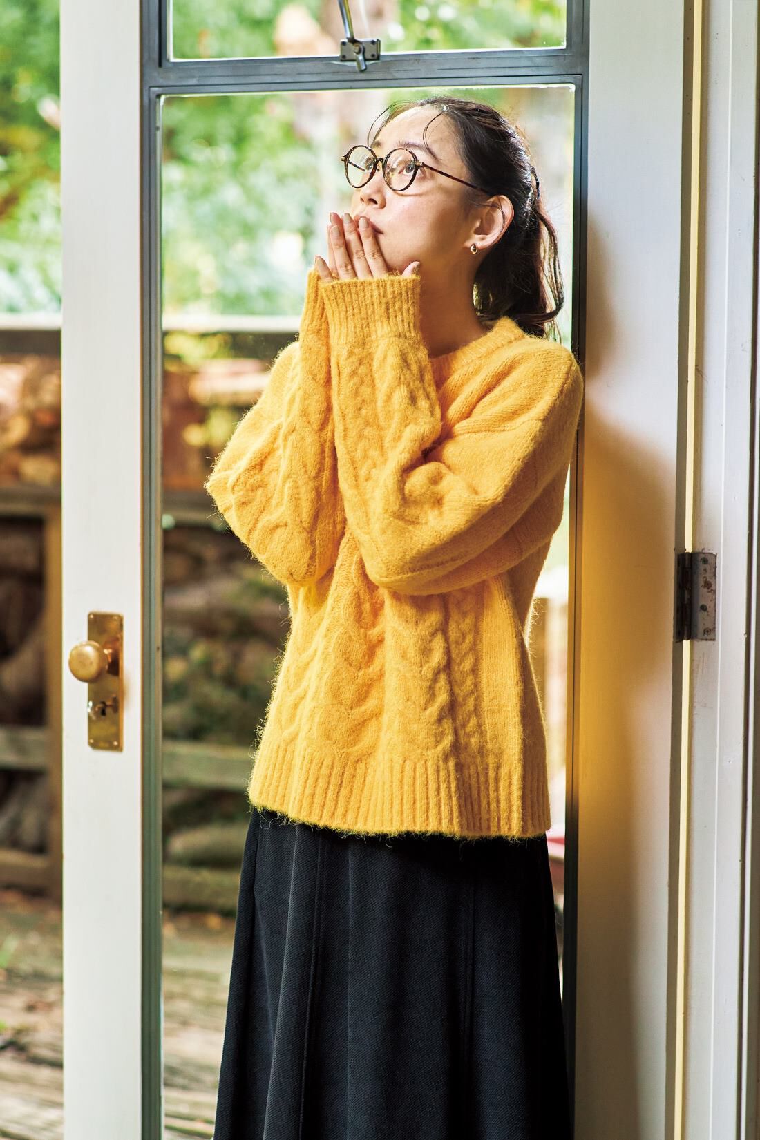 and myera|縄編み模様 みじかめ丈 セーター〈黄〉のコーディネート