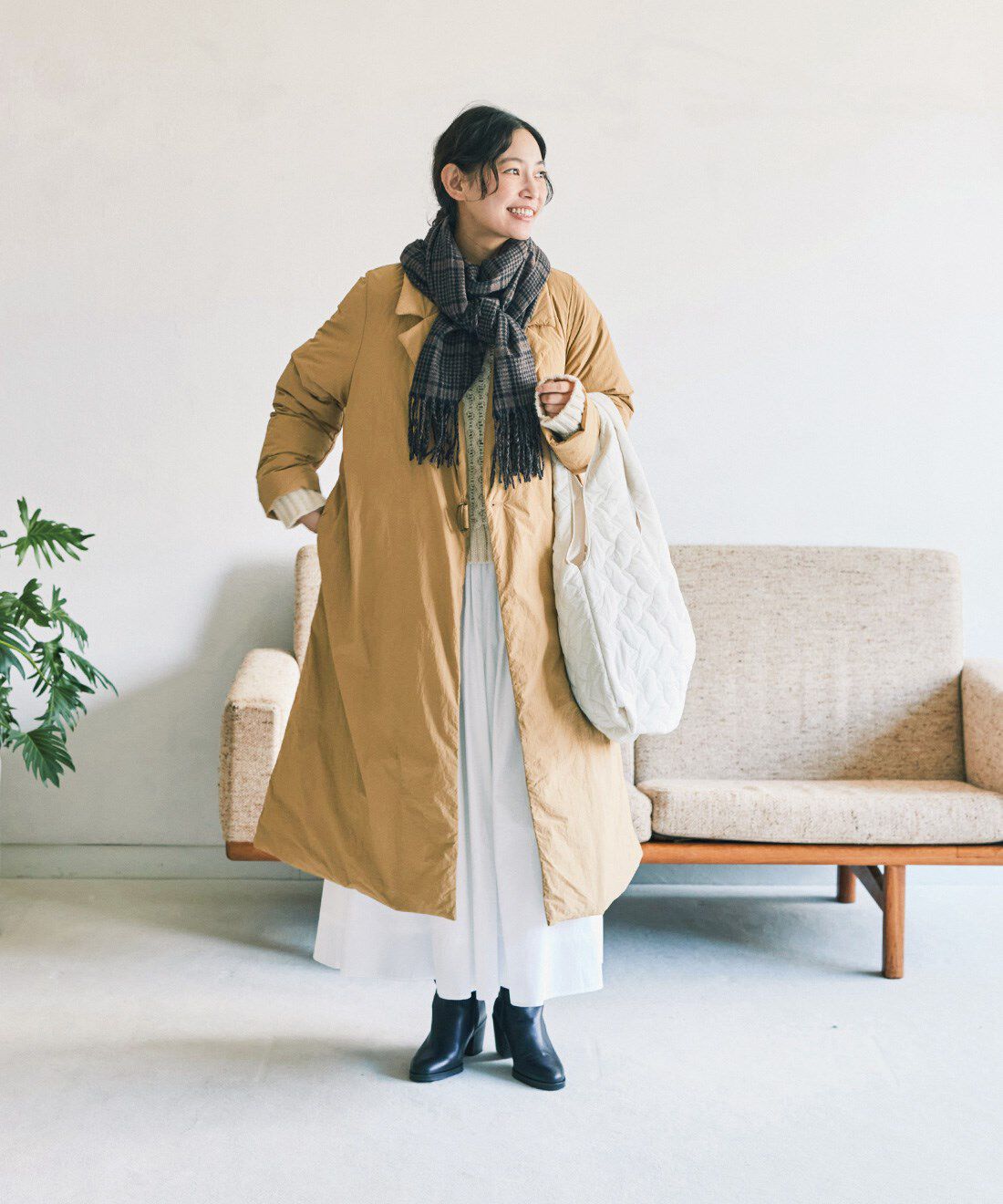 and myera|ダウン チェスター コート ベージュと阿久津ゆりえさんコラボ スノーホワイト スカート ホワイトと中わた入り キルティング バッグ ホワイトのコーディネート