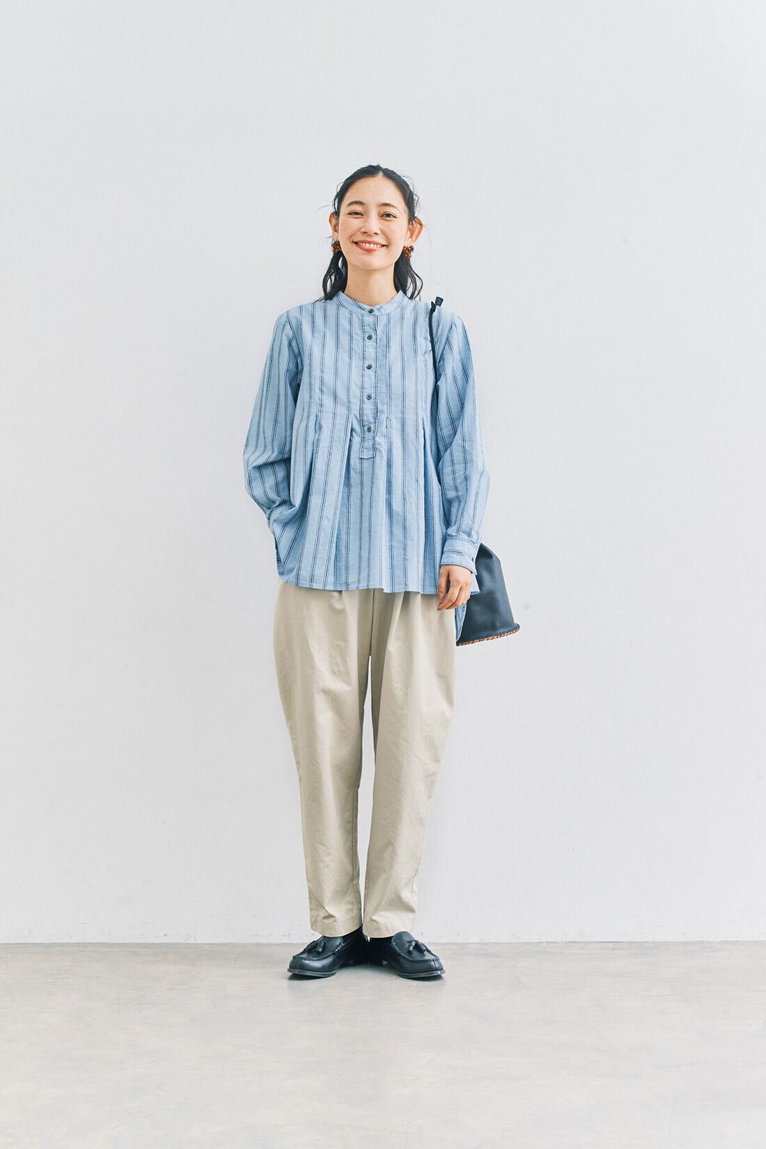 and myera［アンドマイラ］|ａｎｄ　ｍｙｅｒａシワになりにくいパンツオフ白のコーディネート