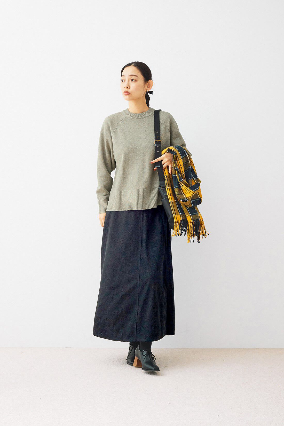 and myera|カットソーツイル フレアスカート〈黒〉のコーディネート