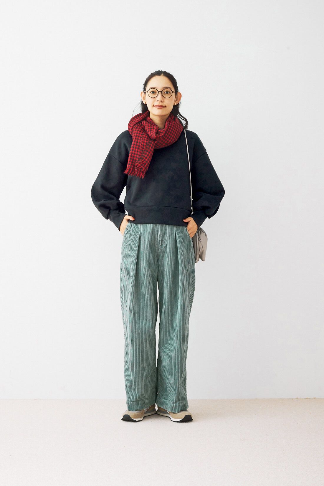 and myera|みじかめ丈ボリュームスリーブ 裏起毛 トレーナーの会のコーディネート