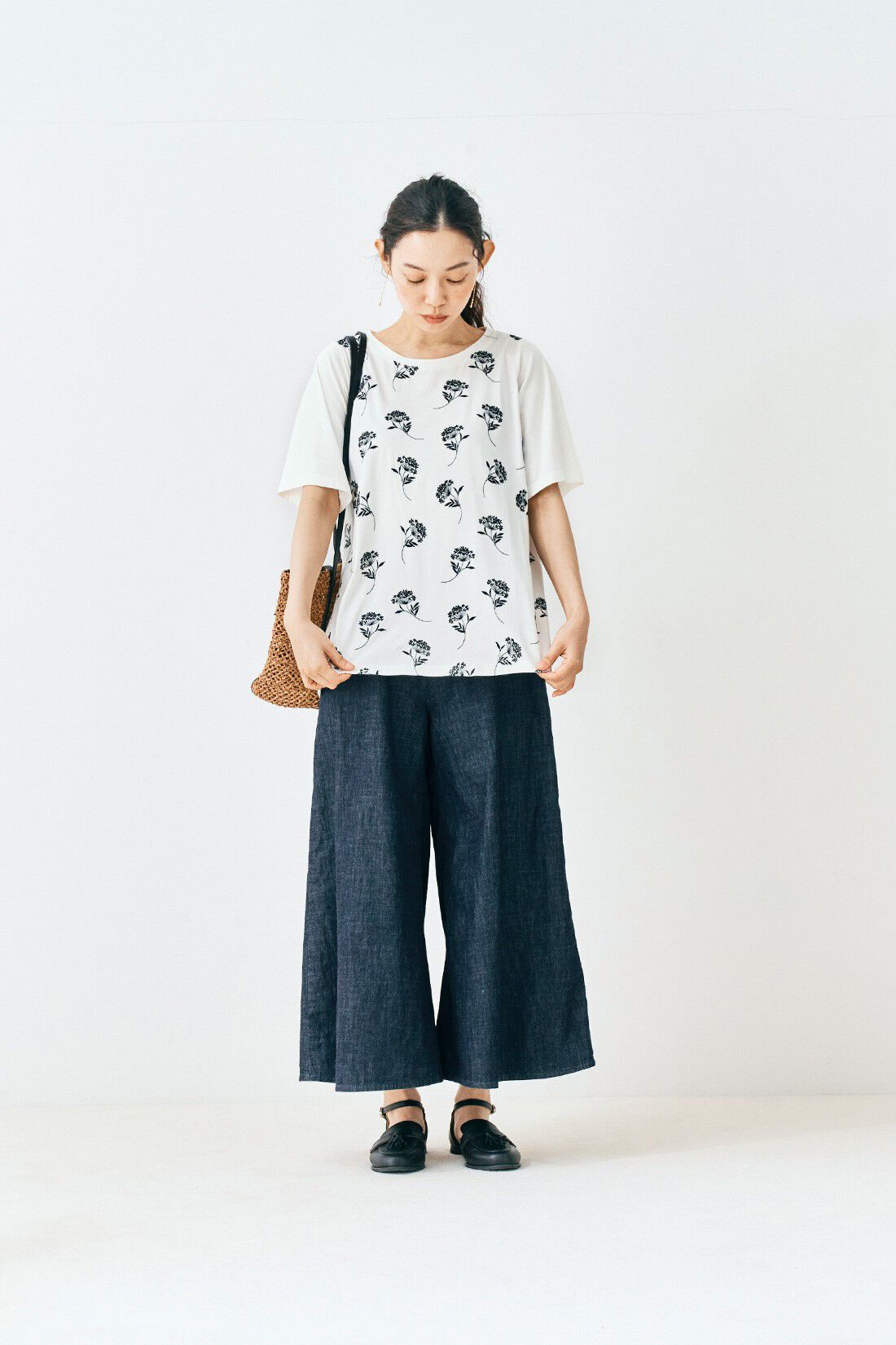 and myera［アンドマイラ］|and myera 花影絵Tシャツ