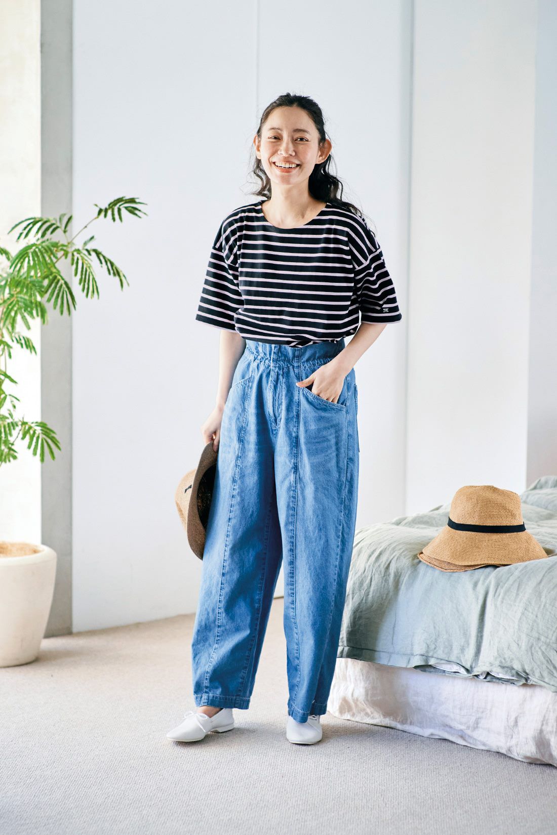 and myera|ａｎｄ　ｍｙｅｒａライトなライトブルージーンズのコーディネート