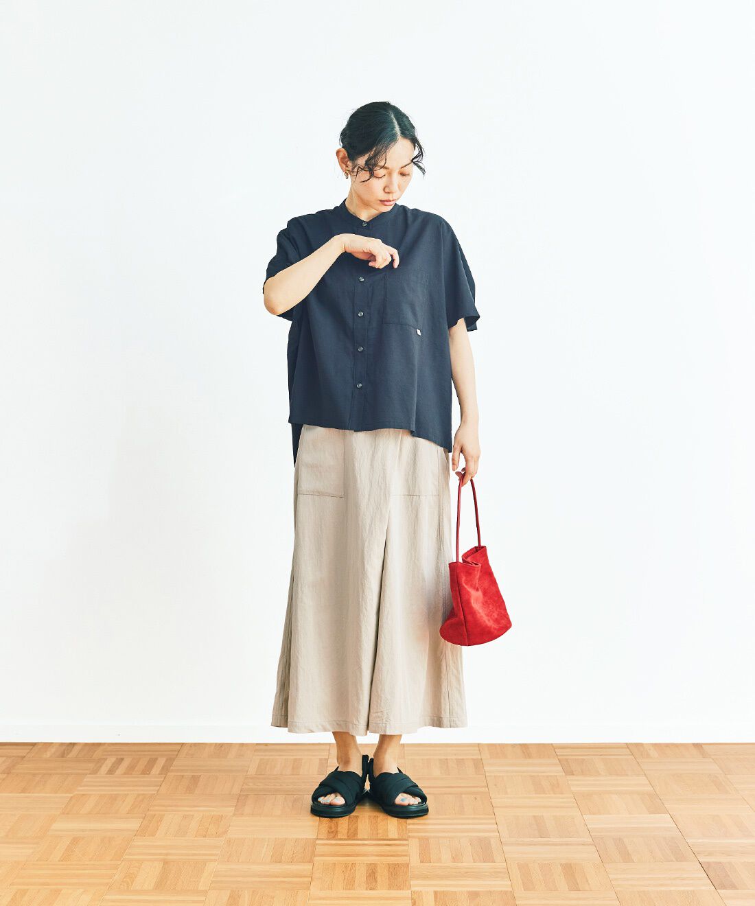and myera［アンドマイラ］|and myera ドロップドフレンチスリーブシャツ〈黒〉