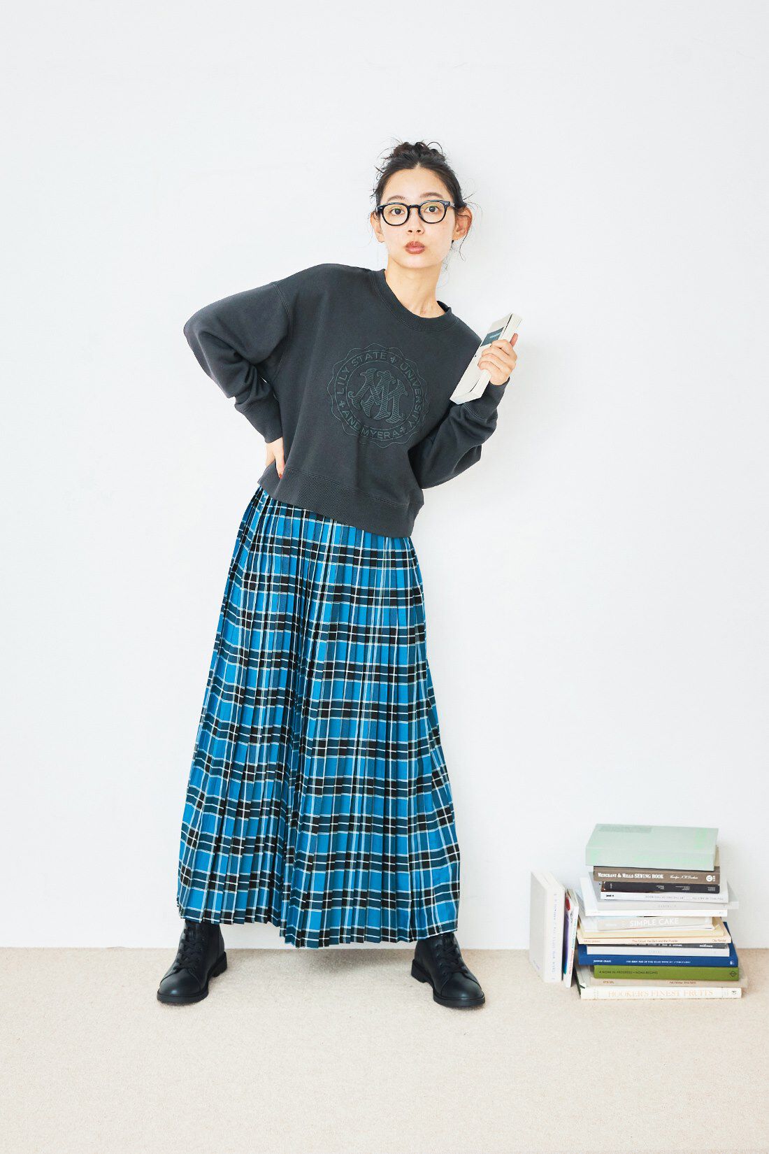 and myera|カレッジロゴトレーナー〈チャコールグレー〉のコーディネート