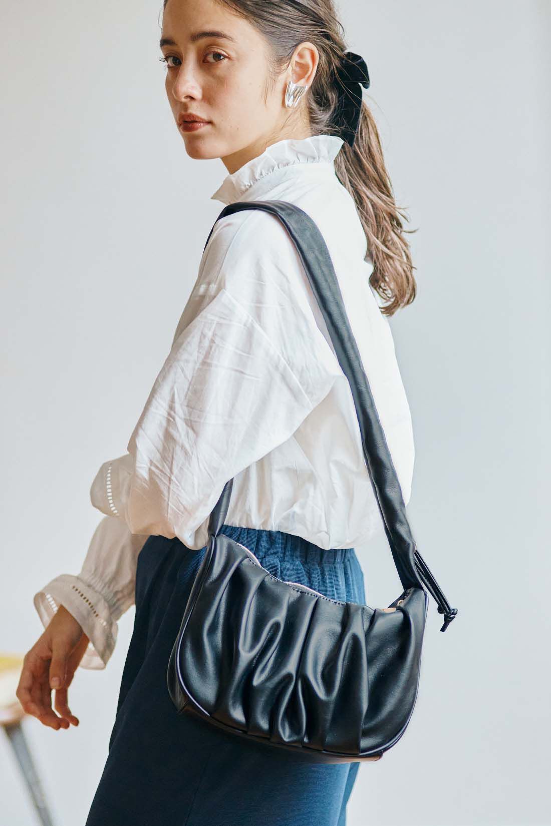 SYRUP. [シロップ．]|シロップ． おめかし気分からカジュアルまでくしゅくしゅハンドルバッグ〈ブラック〉|2-WAY　ひもをほどいて長く伸ばせばショルダーに、短くすればハンドバッグ風にも。