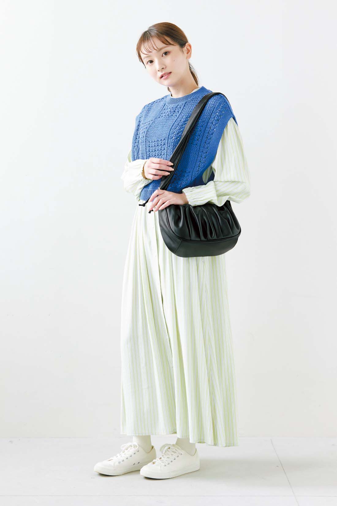 SYRUP. [シロップ．]|シロップ． おめかし気分からカジュアルまでくしゅくしゅハンドルバッグ〈ブラック〉|身長162cm/Mサイズ着用